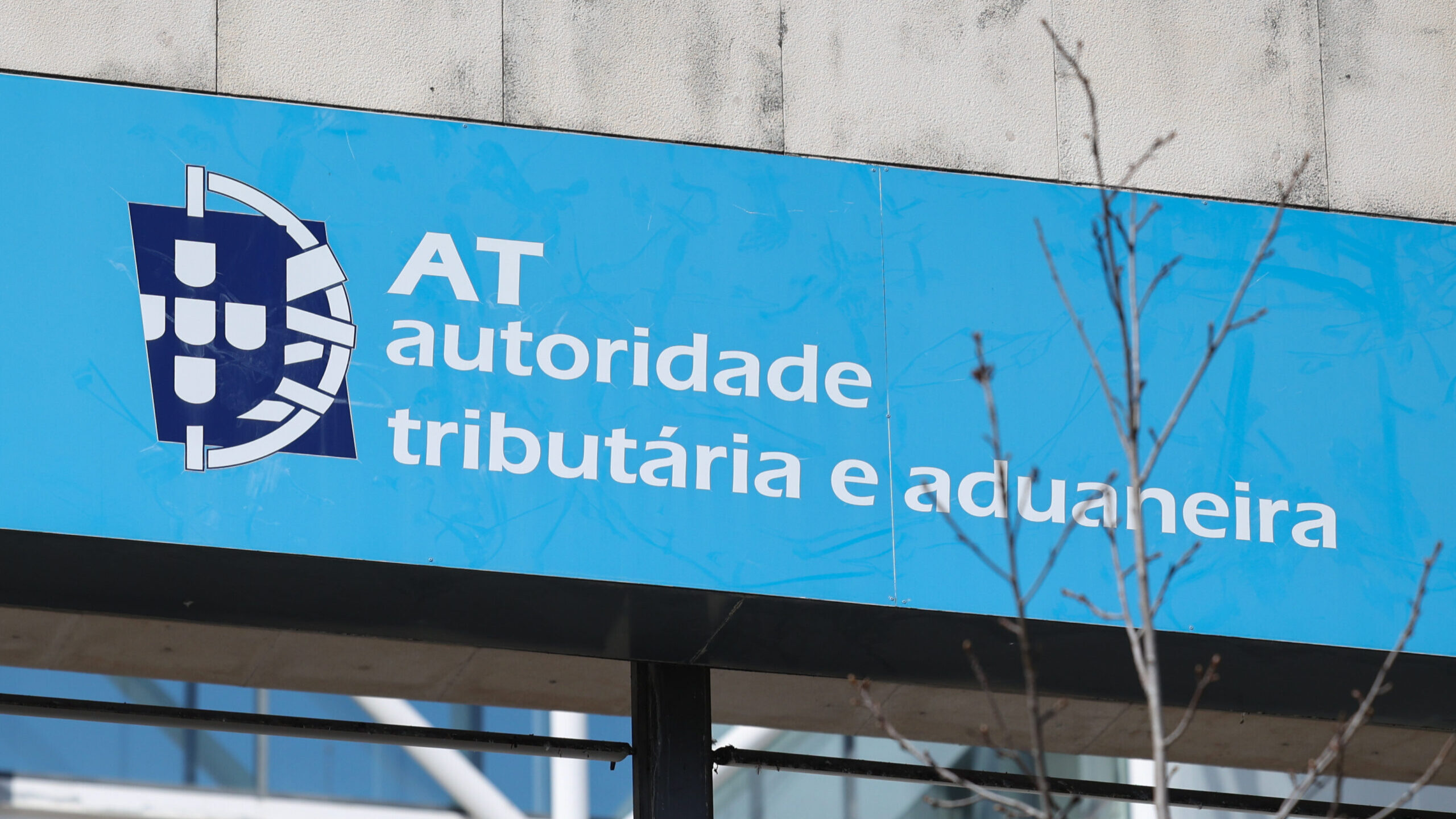 Há quem crie empresas para pagar prémios salariais. Fraude e evasão fiscal ameaçam receitas do Estado