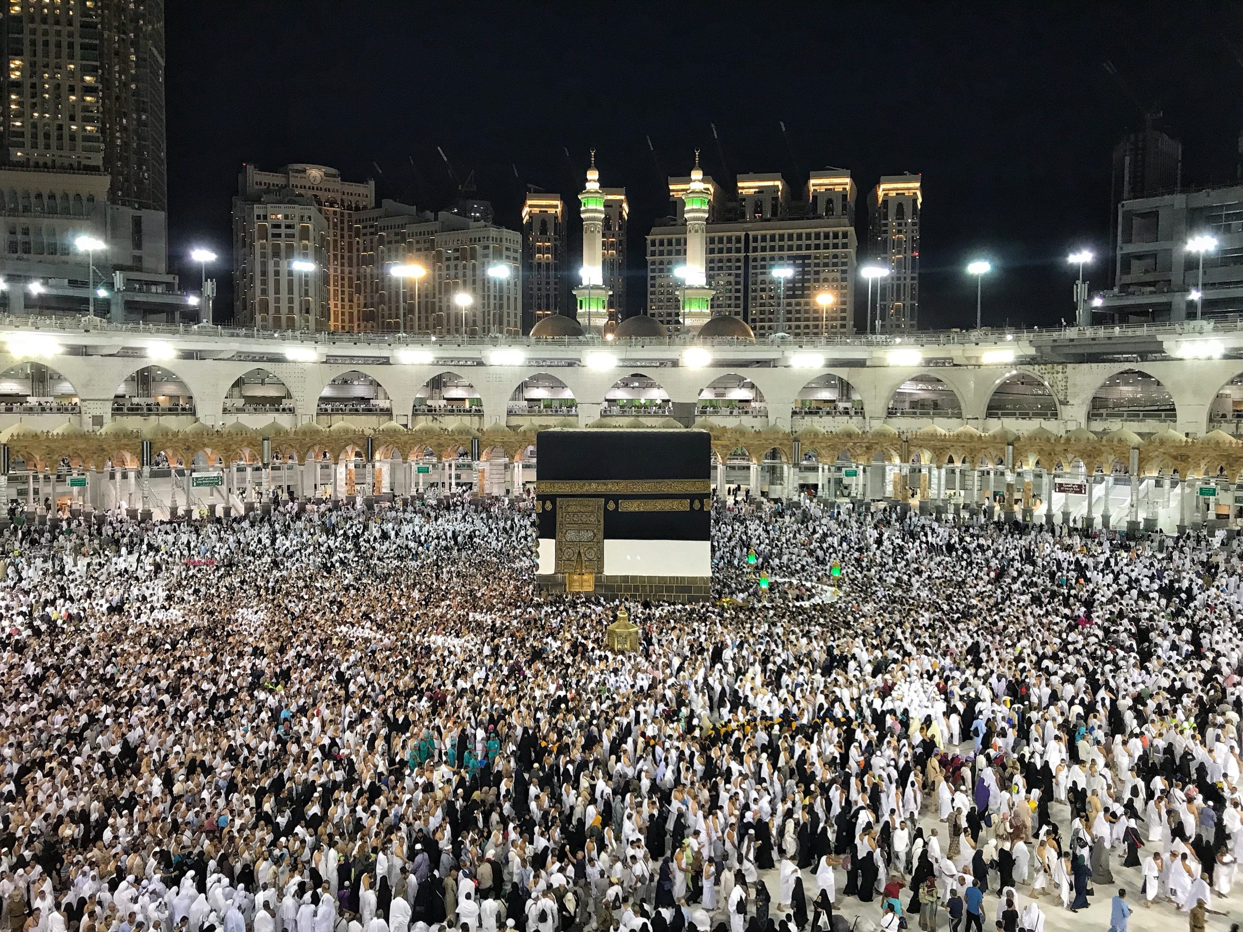 ‘Hajj’, a grande peregrinação a Meca. Dois milhões de fiéis, 40ºC de temperatura e um desafio logístico de grande envergadura