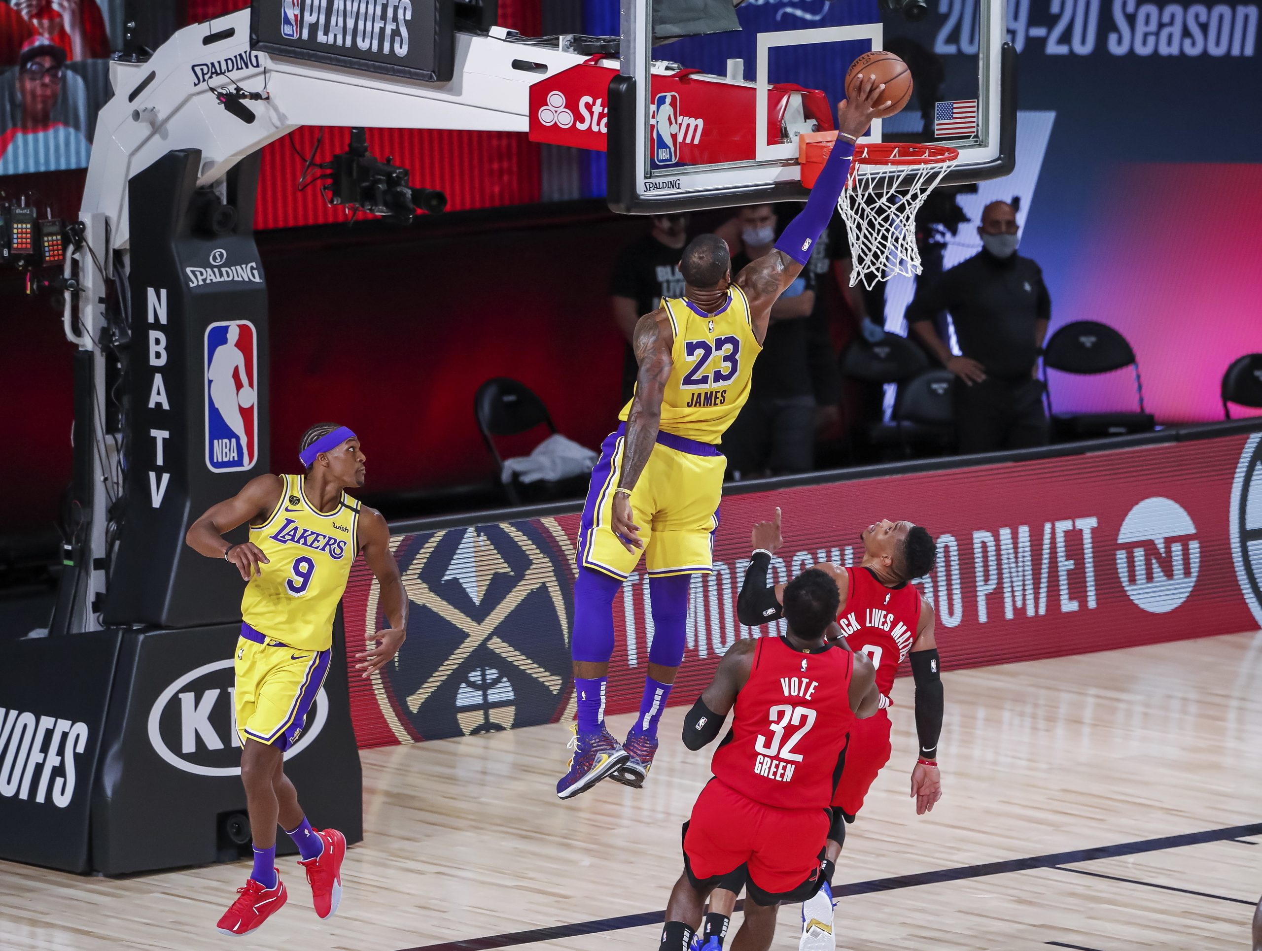 Lakers vencem Rockets e estão a um triunfo da final de conferência na NBA