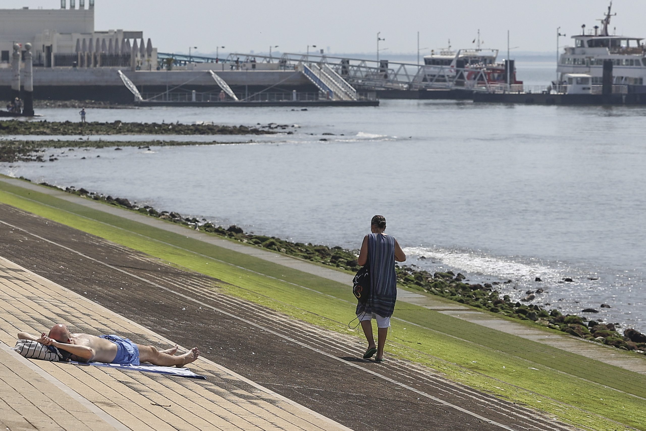 Aveiro, Coimbra, Leiria e Lisboa são os únicos sem aviso amarelo. Hoje, Madeira a juntar-se ao calor, com as temperaturas a poderem chegar aos 40º C no Alentejo