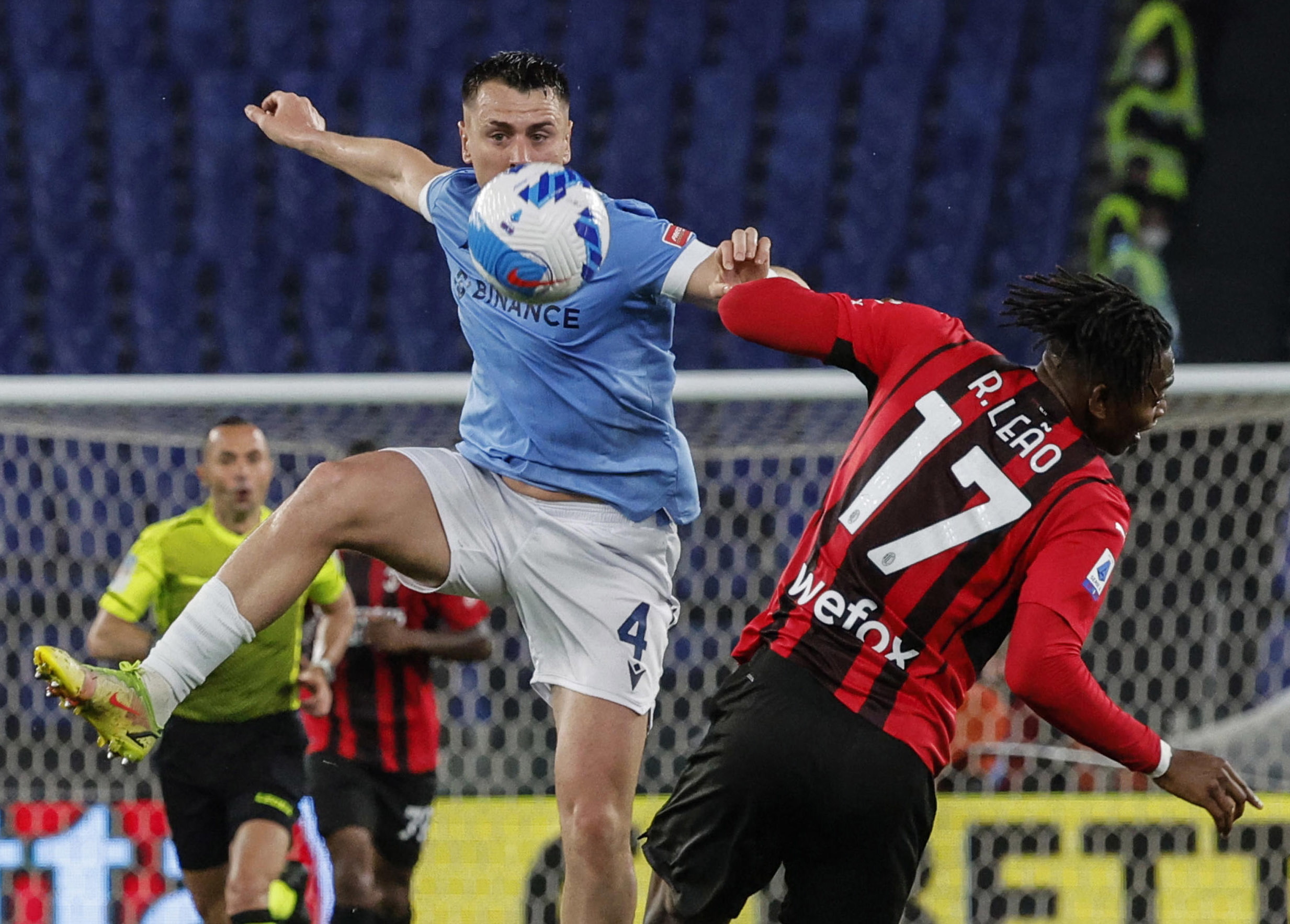 AC Milan vence Lazio nos descontos e segura liderança em Itália
