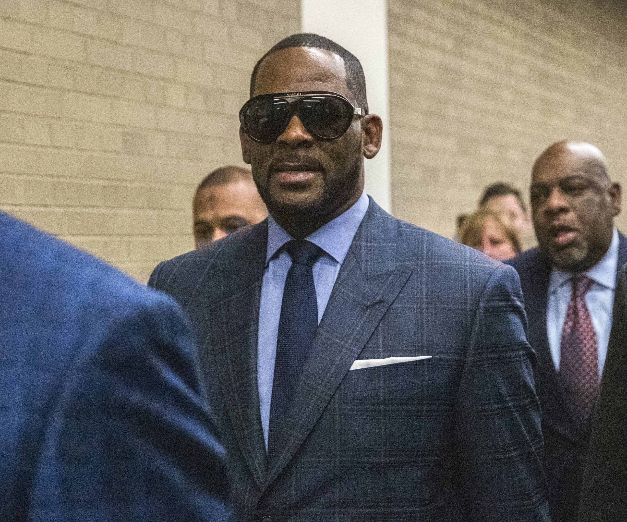 “Onde está o crime nisso?” Advogado de R. Kelly defende “vida de playboy” do artista