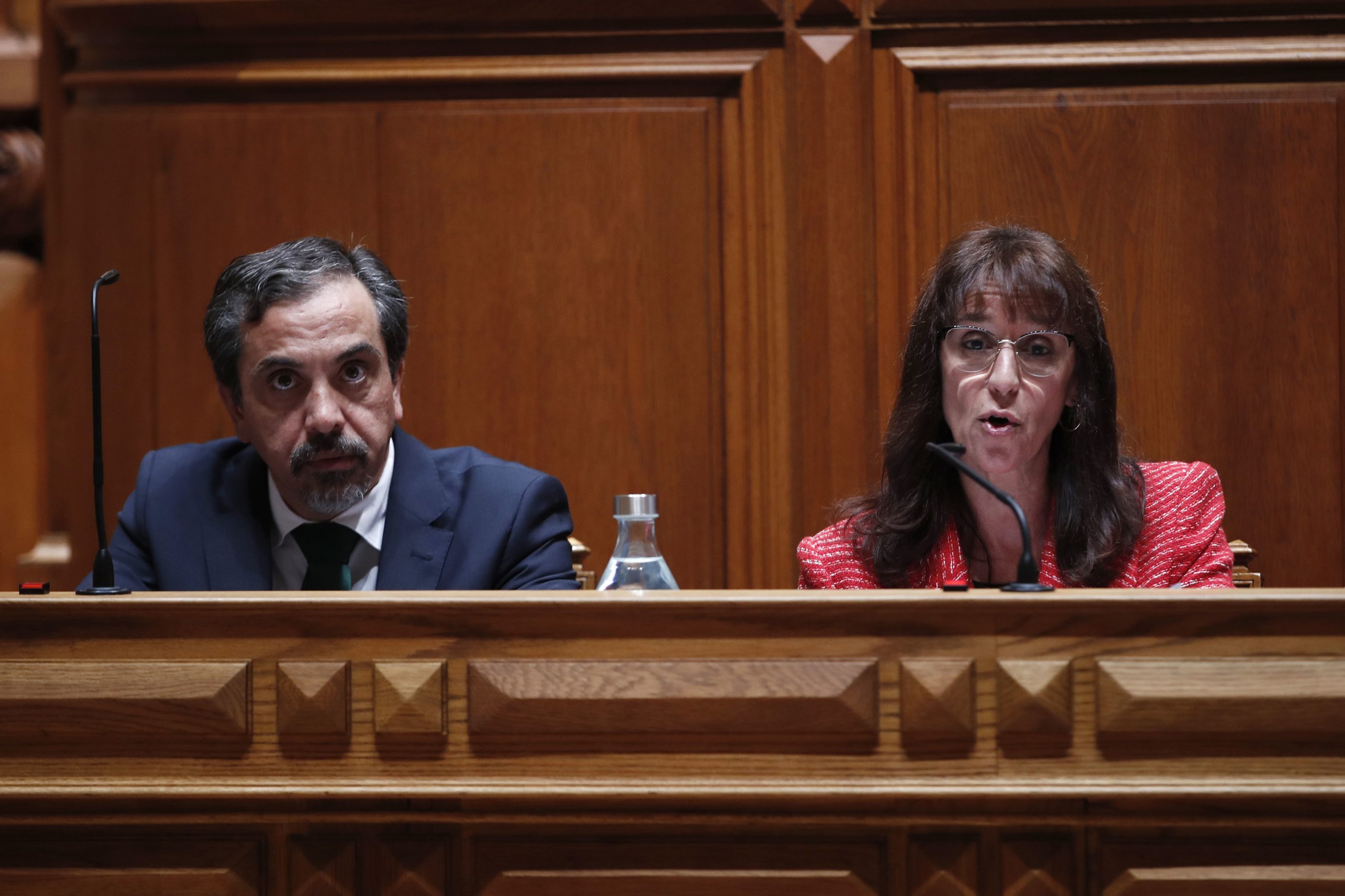 Antigo e atual ministros da Defesa vão ser ouvidos no parlamento sobre casos na Defesa