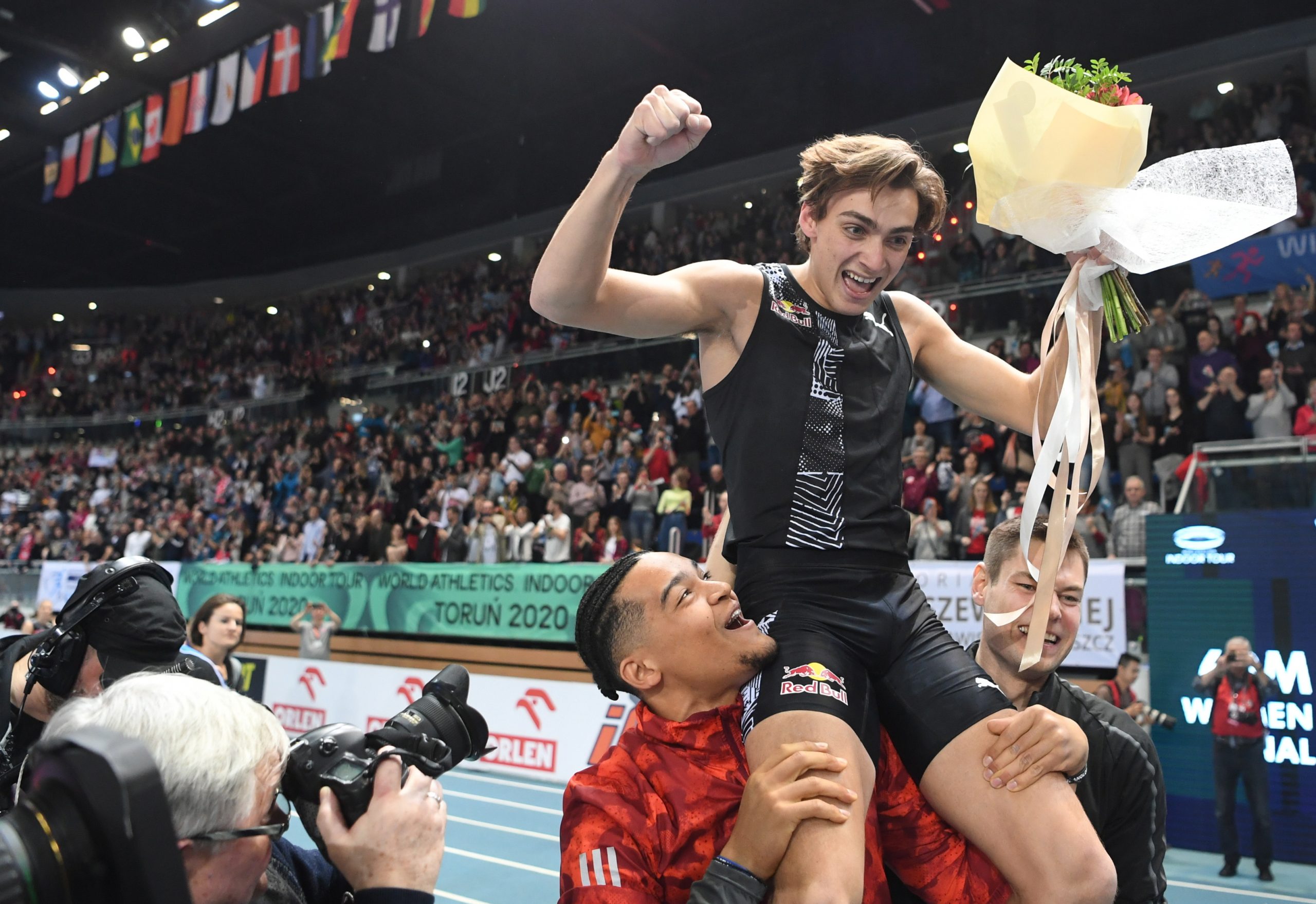 Sueco Armand Duplantis bate recorde do mundo de salto com vara aos 20 anos