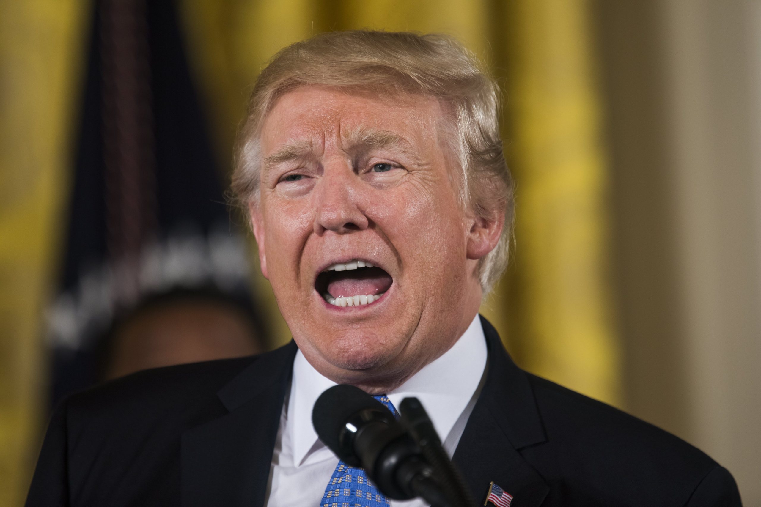 “Acho que há culpa dos dois lados”, diz Trump sobre Charlottesville