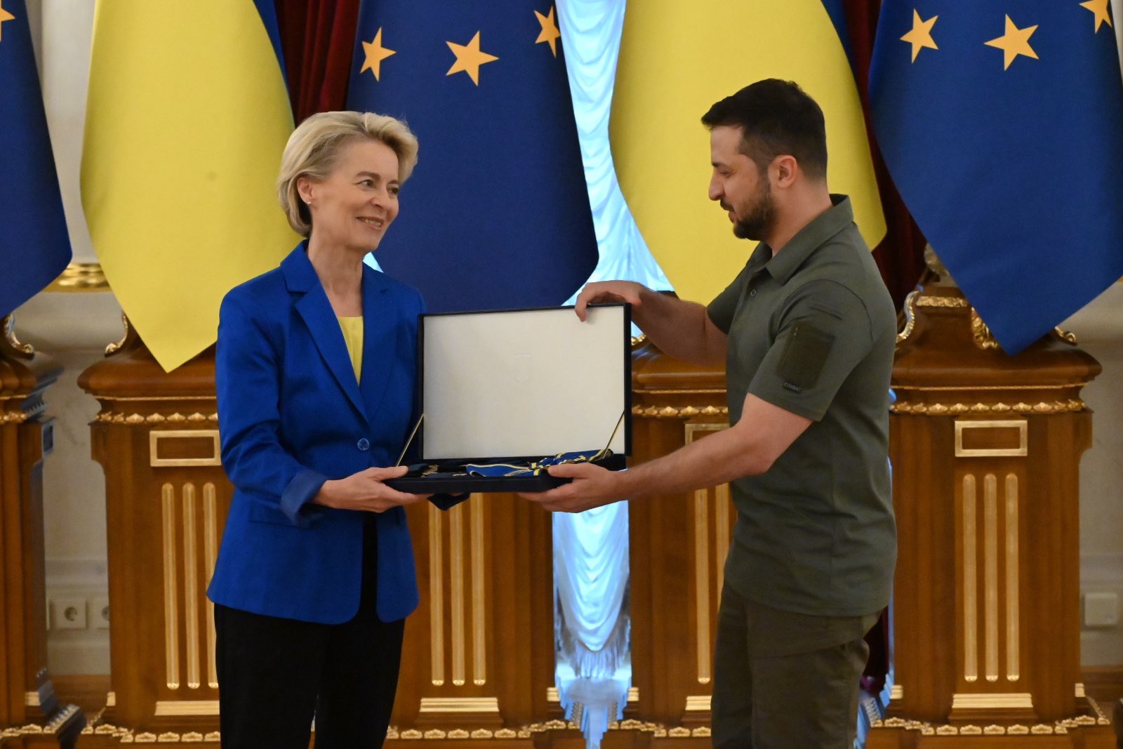 Ursula Von der Leyen condecorada por Zelensky em Kiev