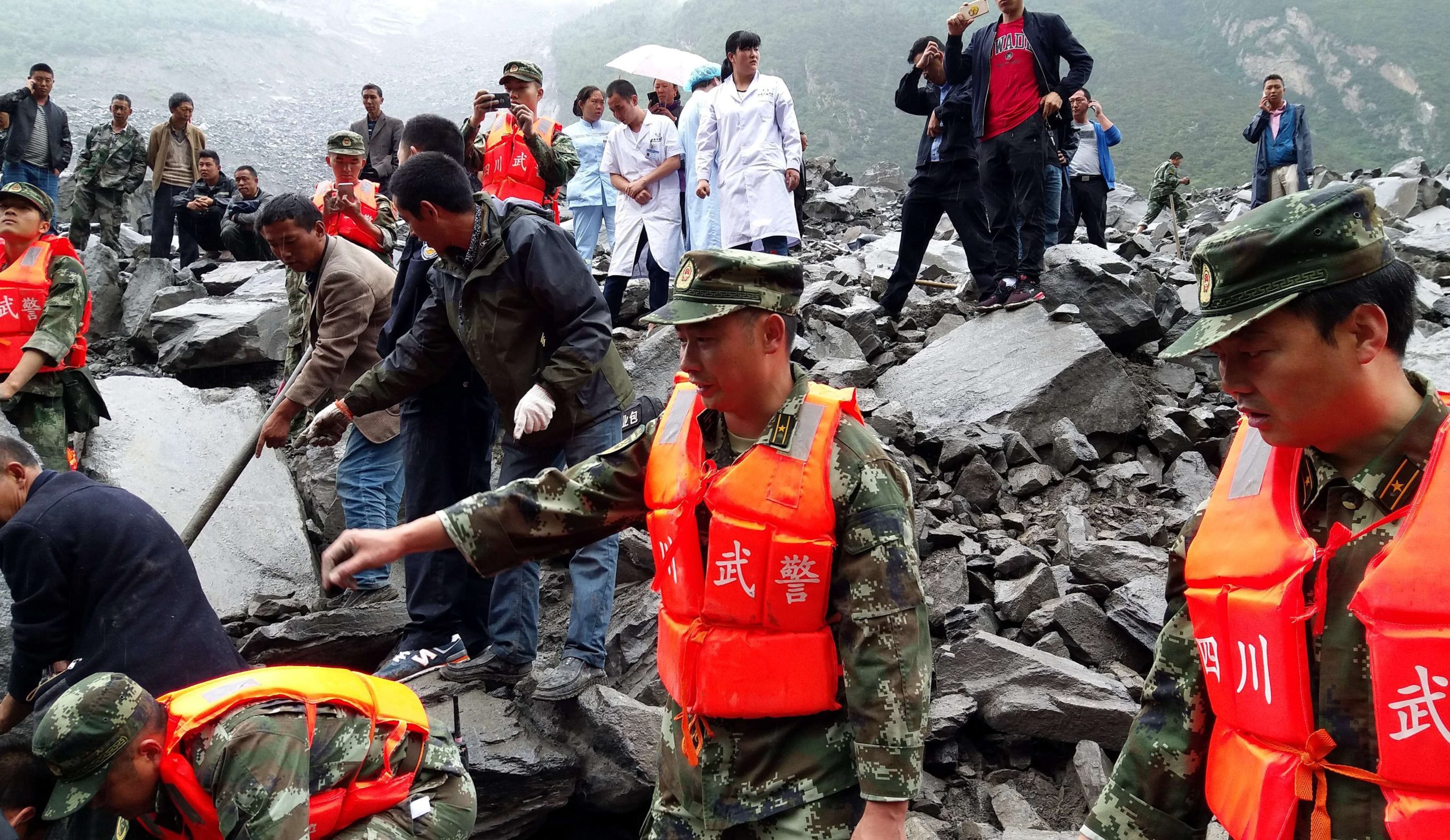 Deslizamento de terras na China causa quatro mortos e oito desaparecidos