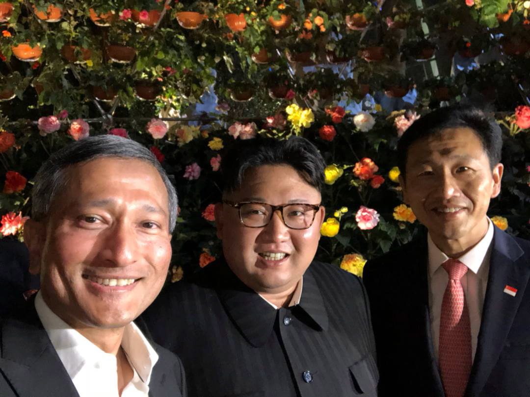Rendido à ‘selfie’, Kim Jong-un diverte-se num passeio noturno antes do encontro histórico com Trump
