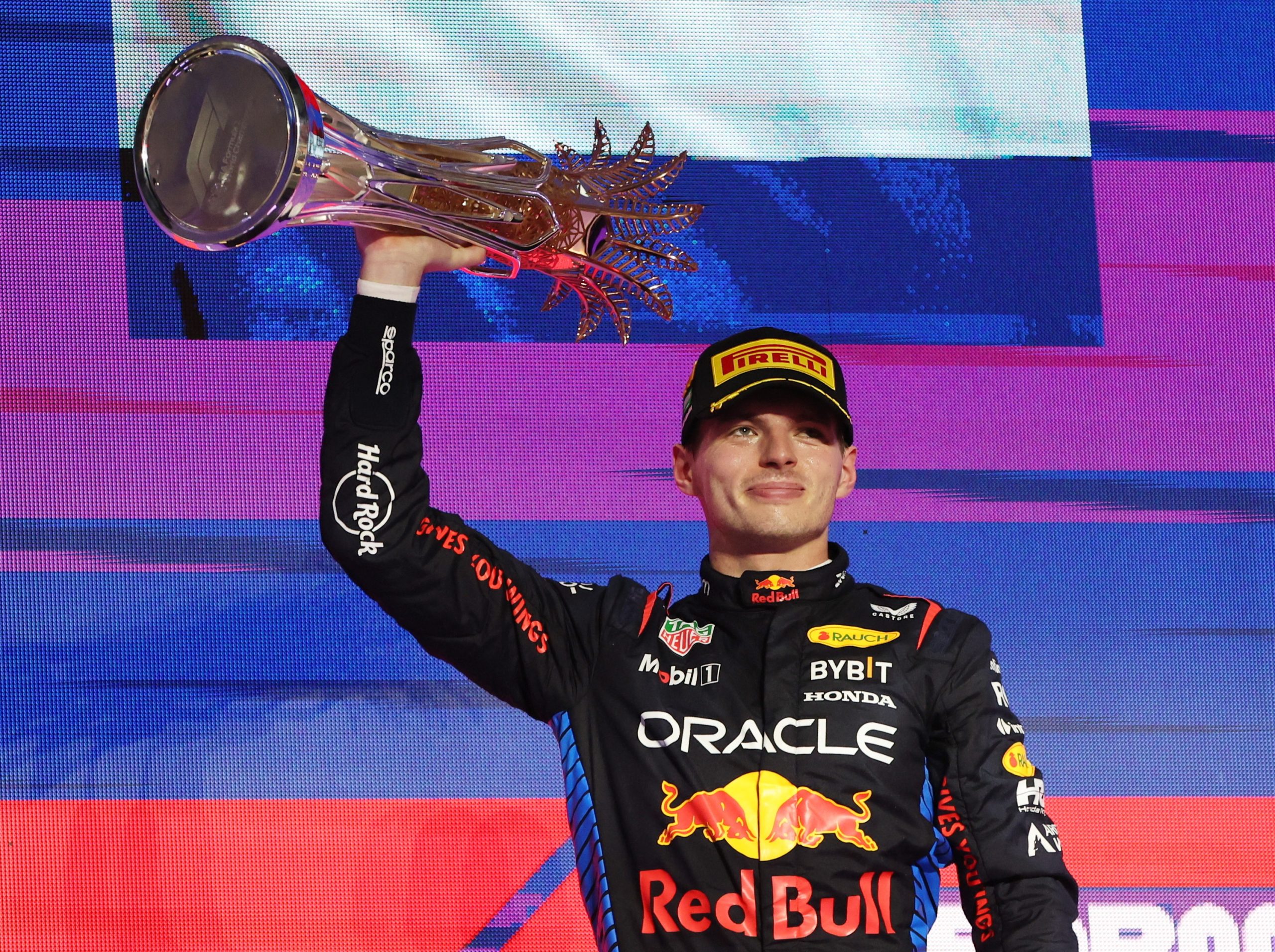 Max Verstappen chega ao 100.º pódio e Bearman pontua na estreia pela Ferrari