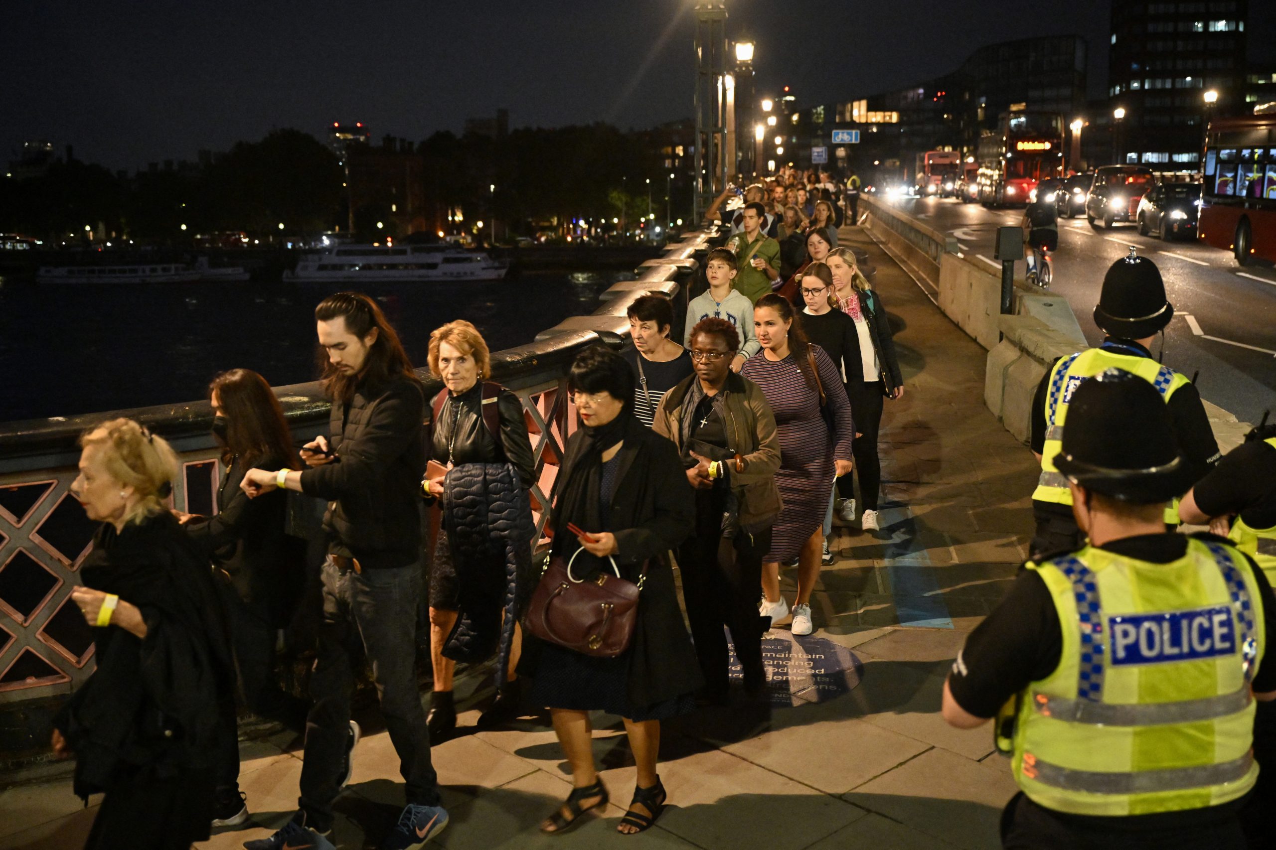 Isabel II em Westminster. Fila para ver a Rainha ultrapassa os cinco quilómetros