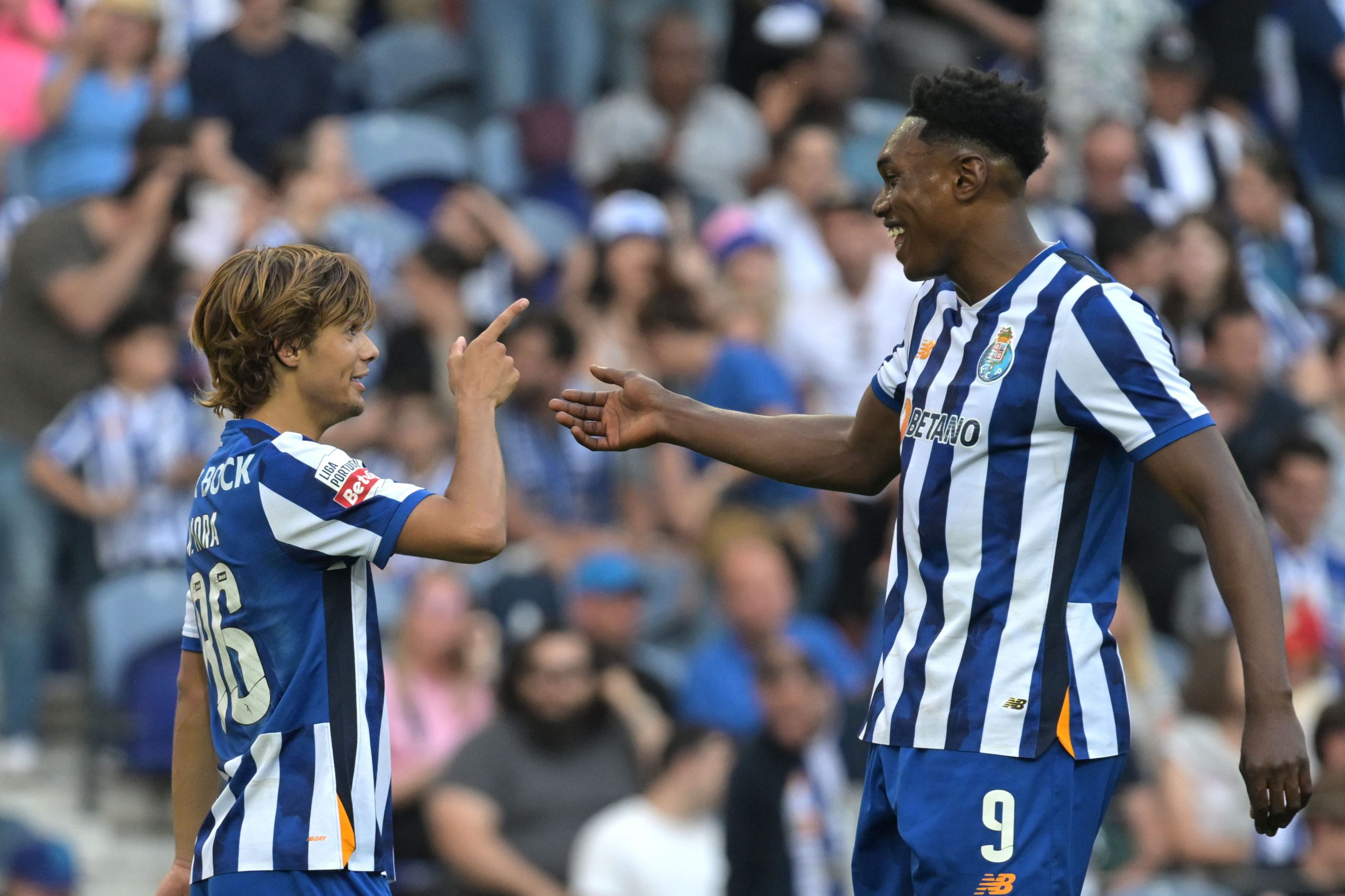 FC Porto vence Estoril e continua na liderança