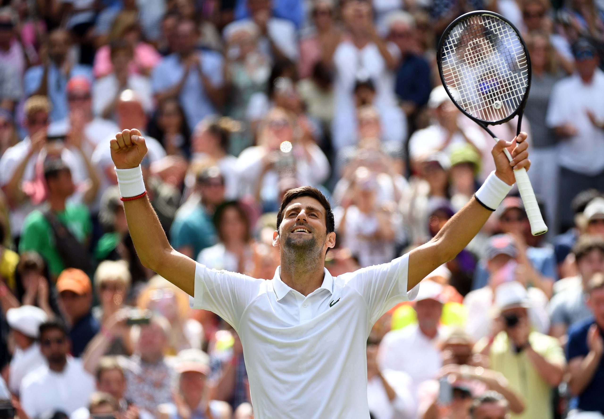 Djokovic inicia defesa do título de Wimbledon com vitória em dia de muitas surpresas