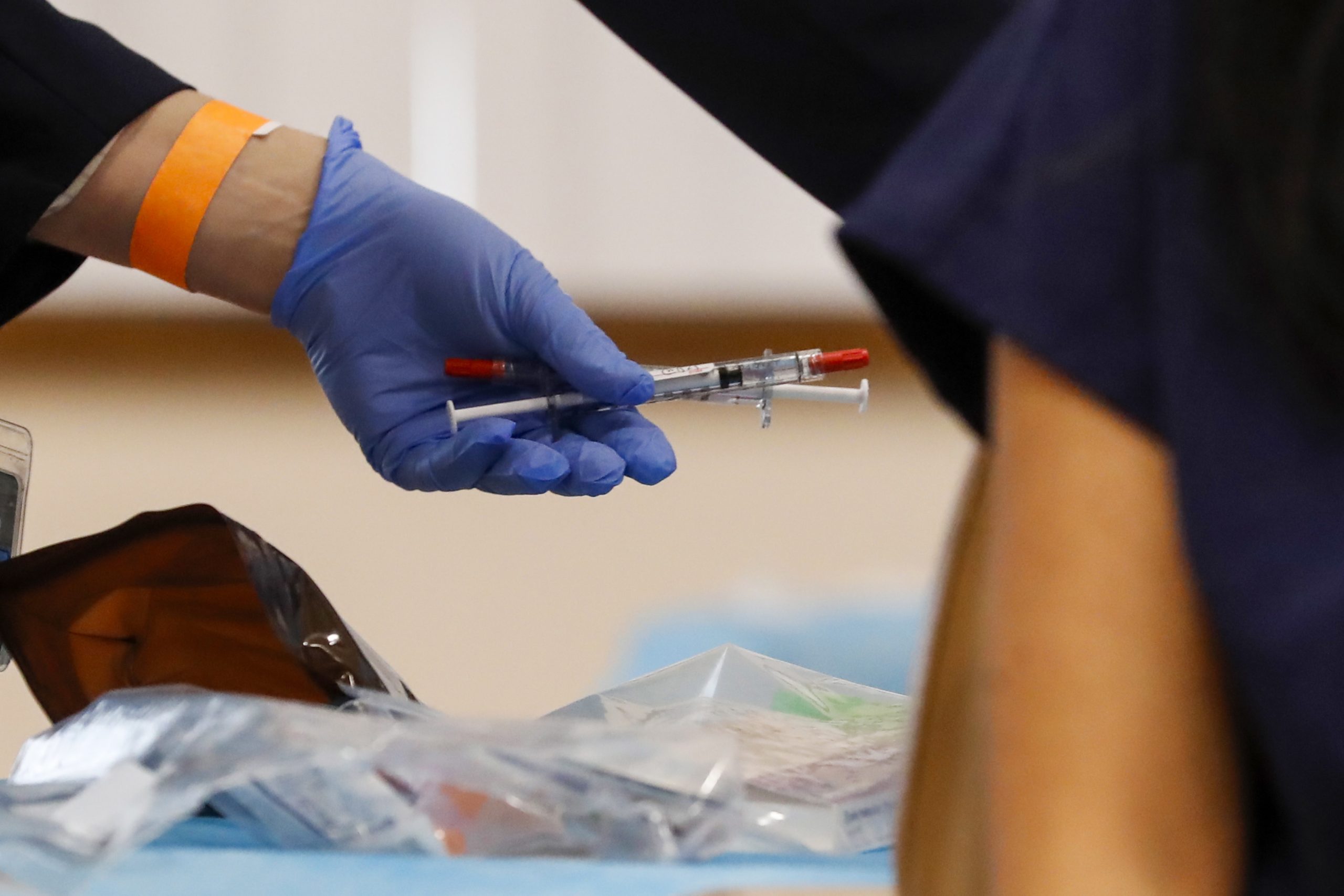 Brasil pede ao Parlamento Europeu mais vacinas da iniciativa Covax