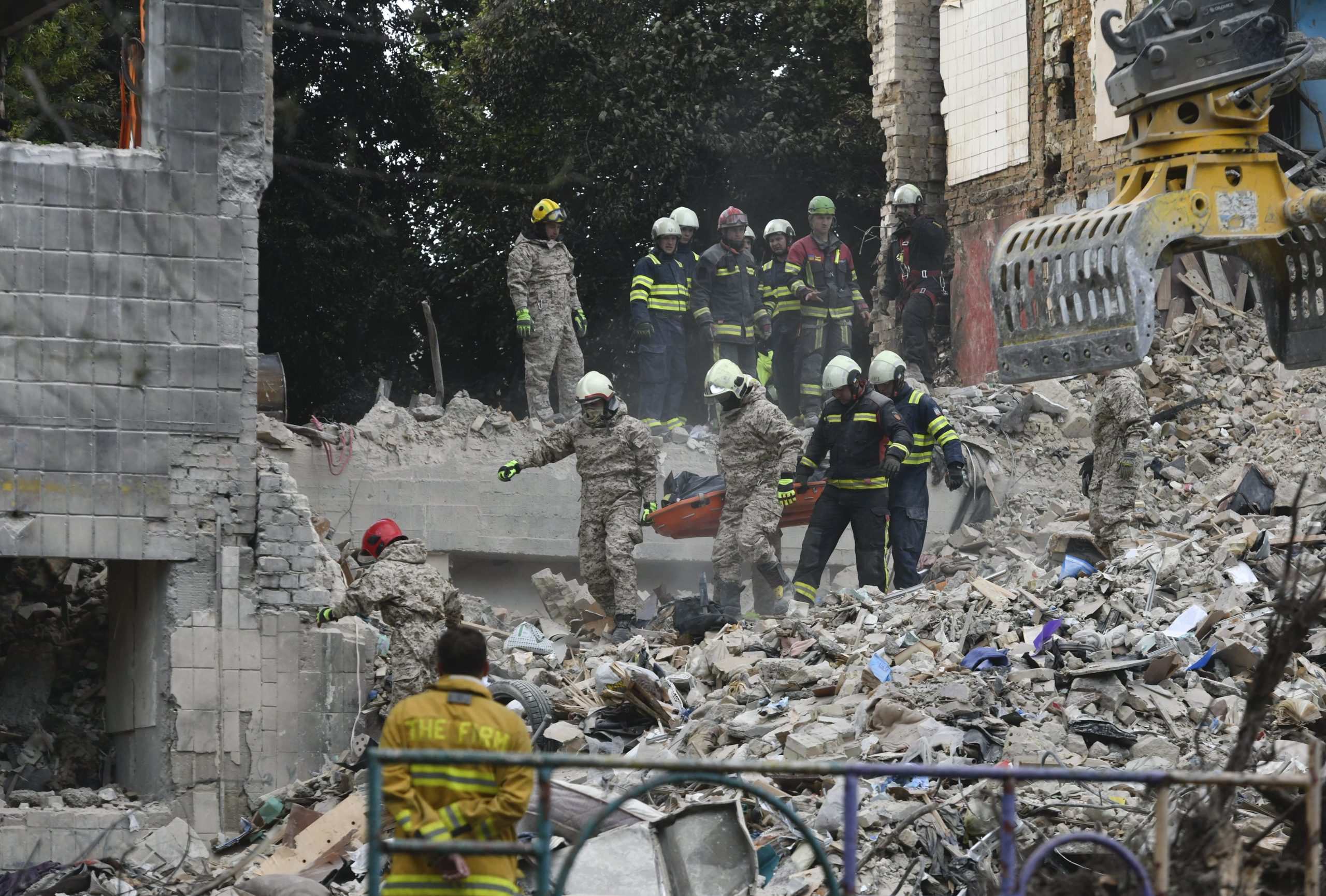 Número de mortos nos ataques russos a Kiev sobe para 23