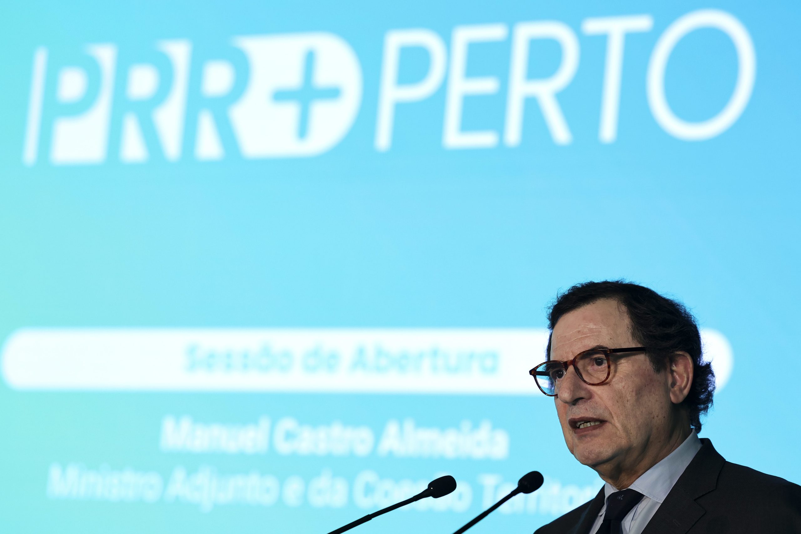 Tarifas: “Os chineses vão tentar invadir a Europa do ponto de vista comercial”, diz Castro Almeida