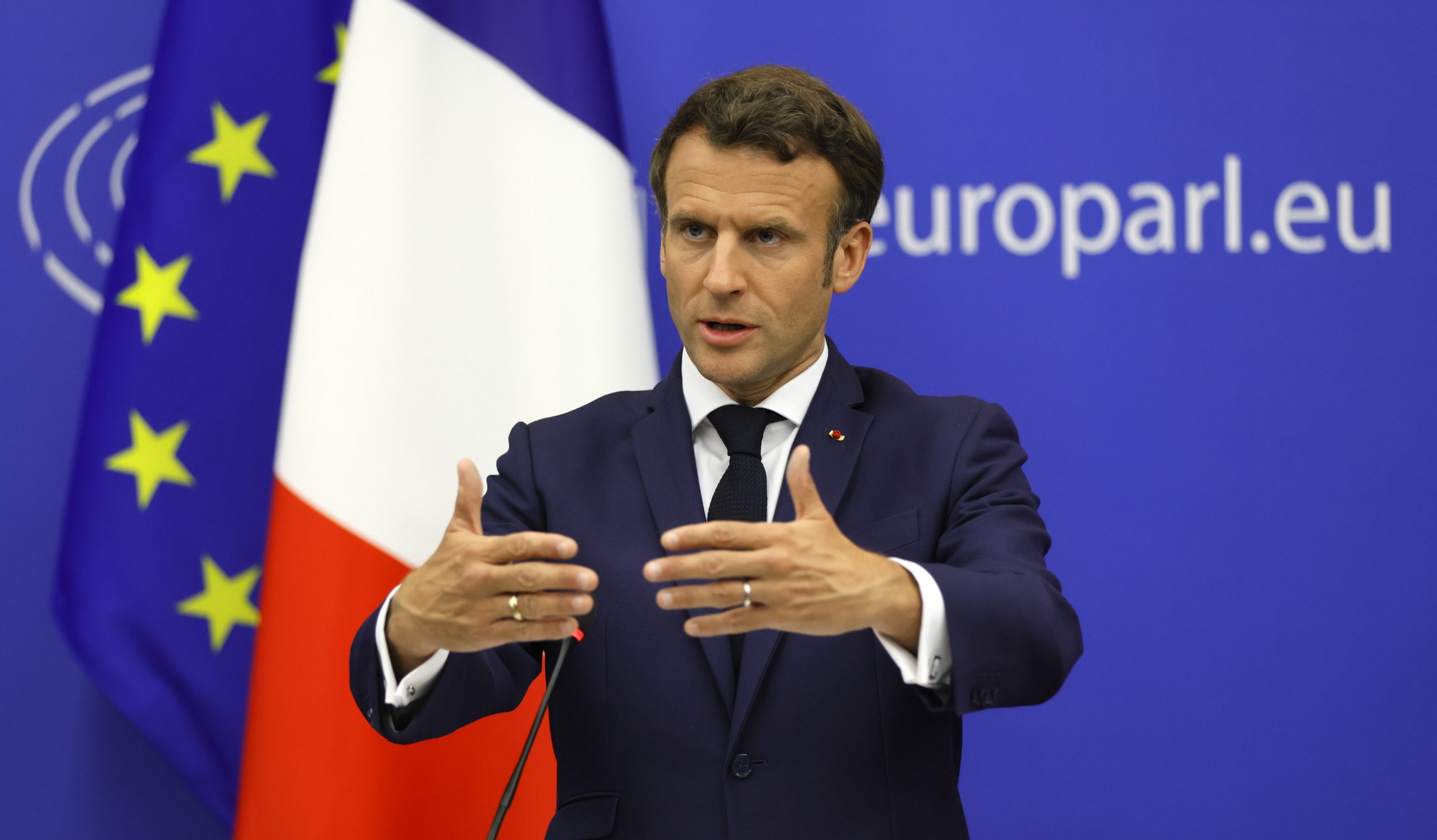 Parisienses desiludidos com a política duvidam em dar uma maioria a Macron