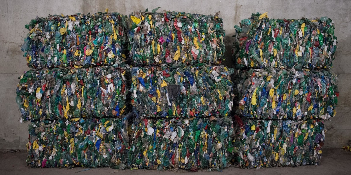 Reciclagem química do plástico é uma “falsa solução”, alerta ONG