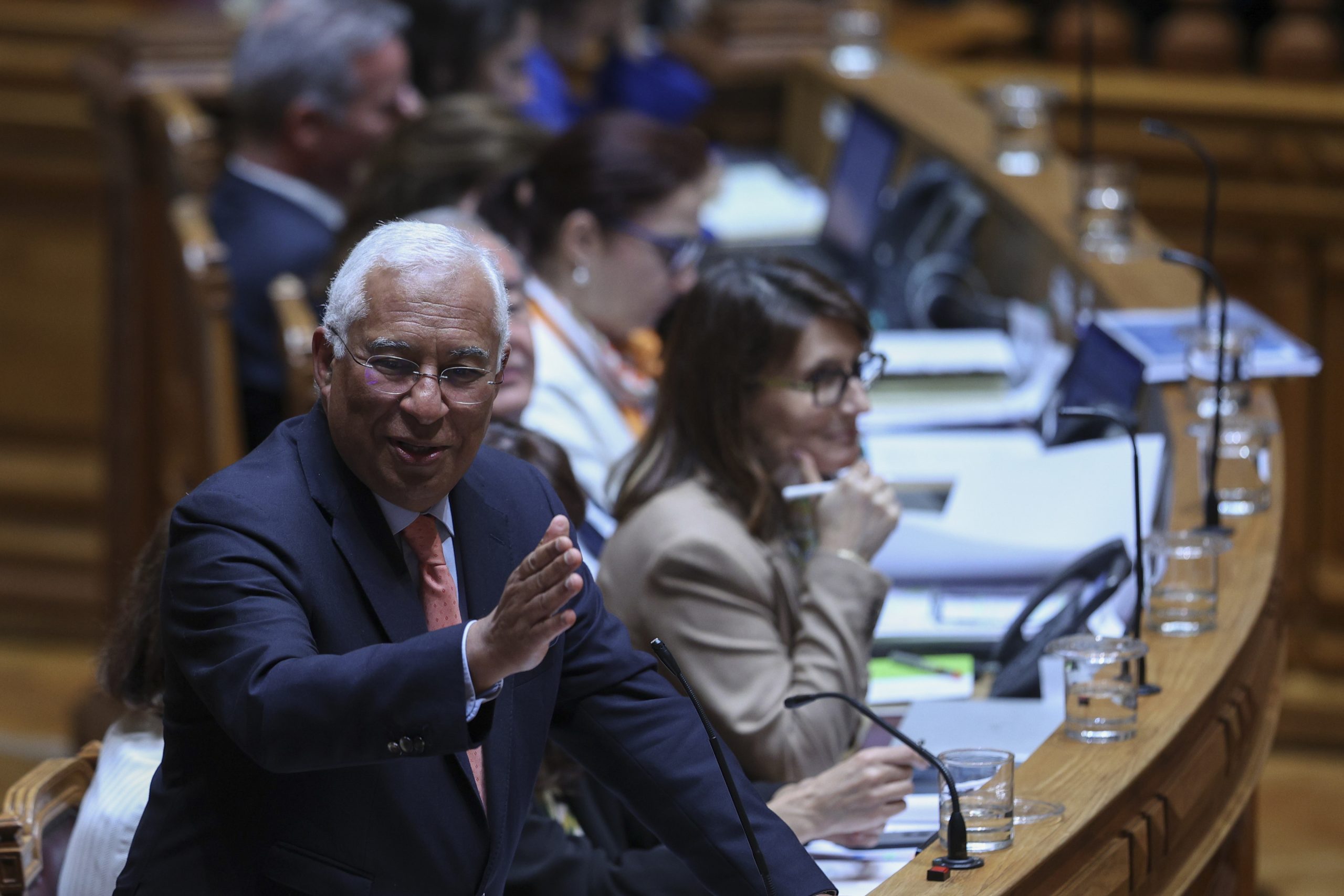 Costa admite descer o IVA nos alimentos e rever salários da função pública. Recorde o debate no parlamento