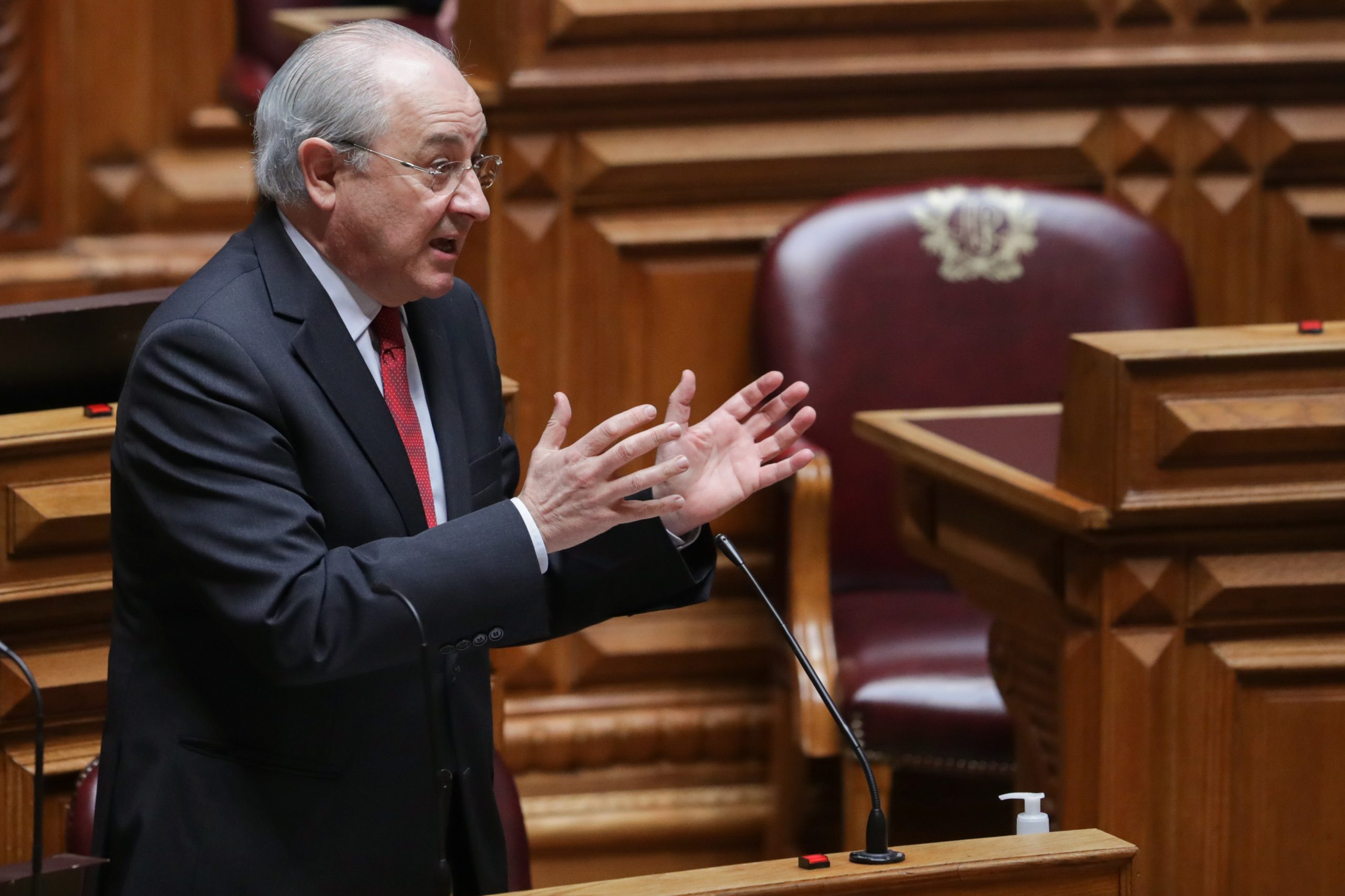 Rui Rio diz que venda do Novo Banco foi “completo desastre”. Costa defende que “evitou desastre”