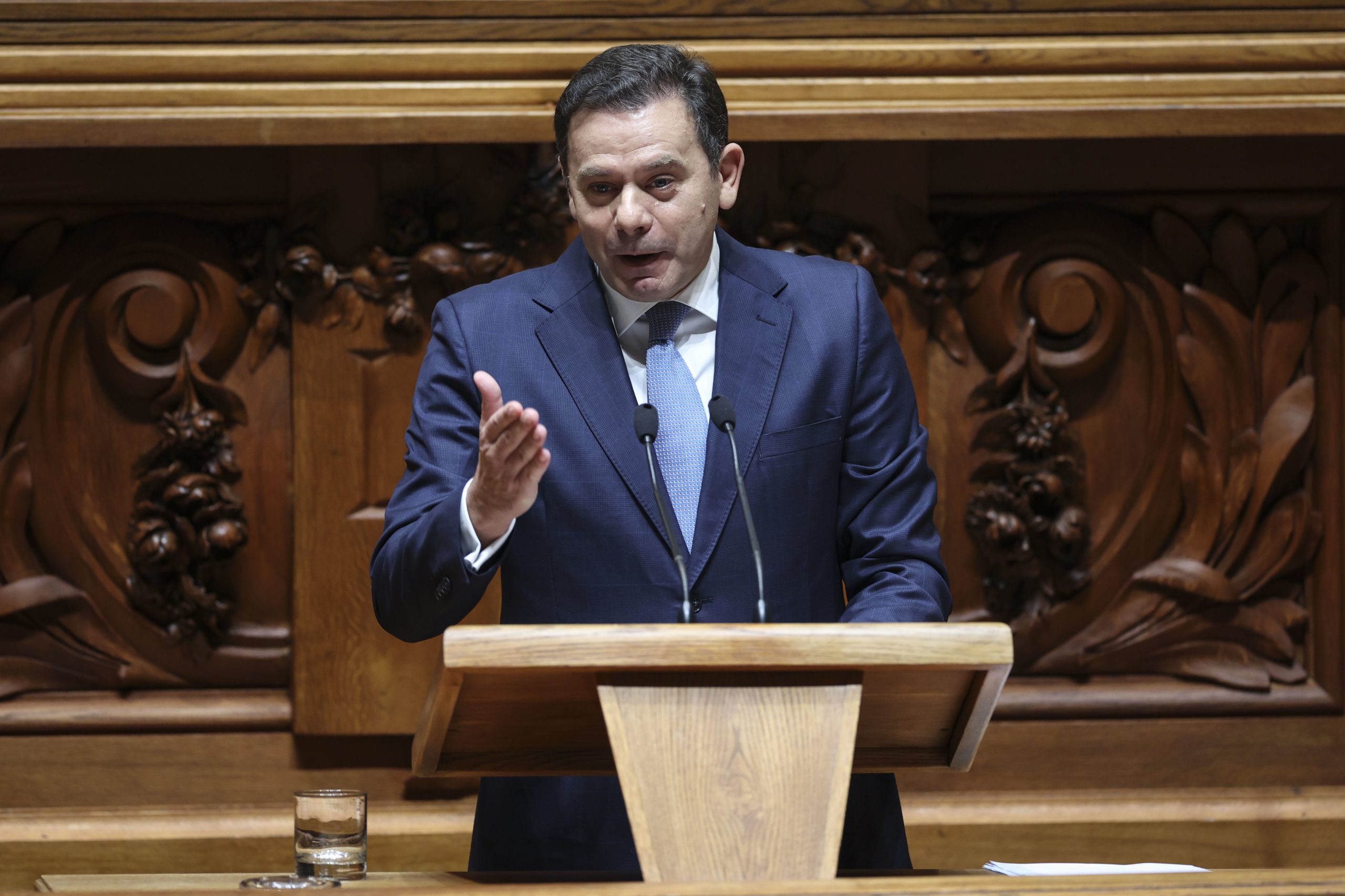 É preciso “voltar a ter orgulho” na administração pública. Montenegro defende “reforma estrutural”