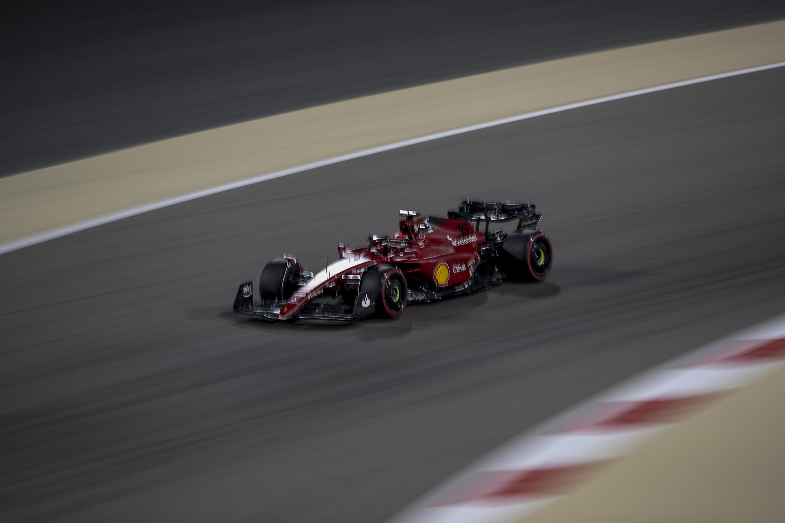 Charles Leclerc conquista primeira ‘pole’ do ano no GP do Bahrain de F1