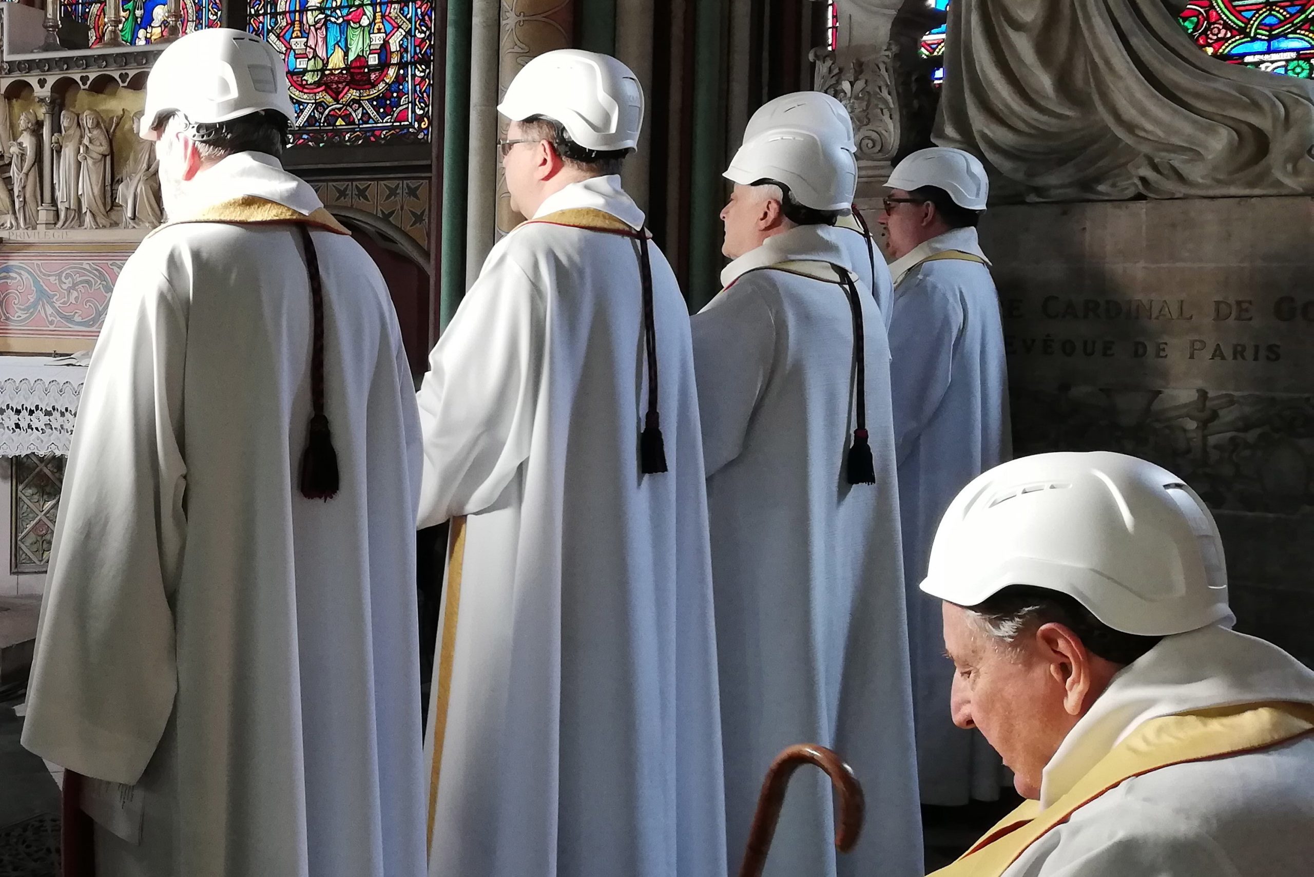 Primeira missa da catedral Notre-Dame após o incêndio celebrada com capacetes na cabeça