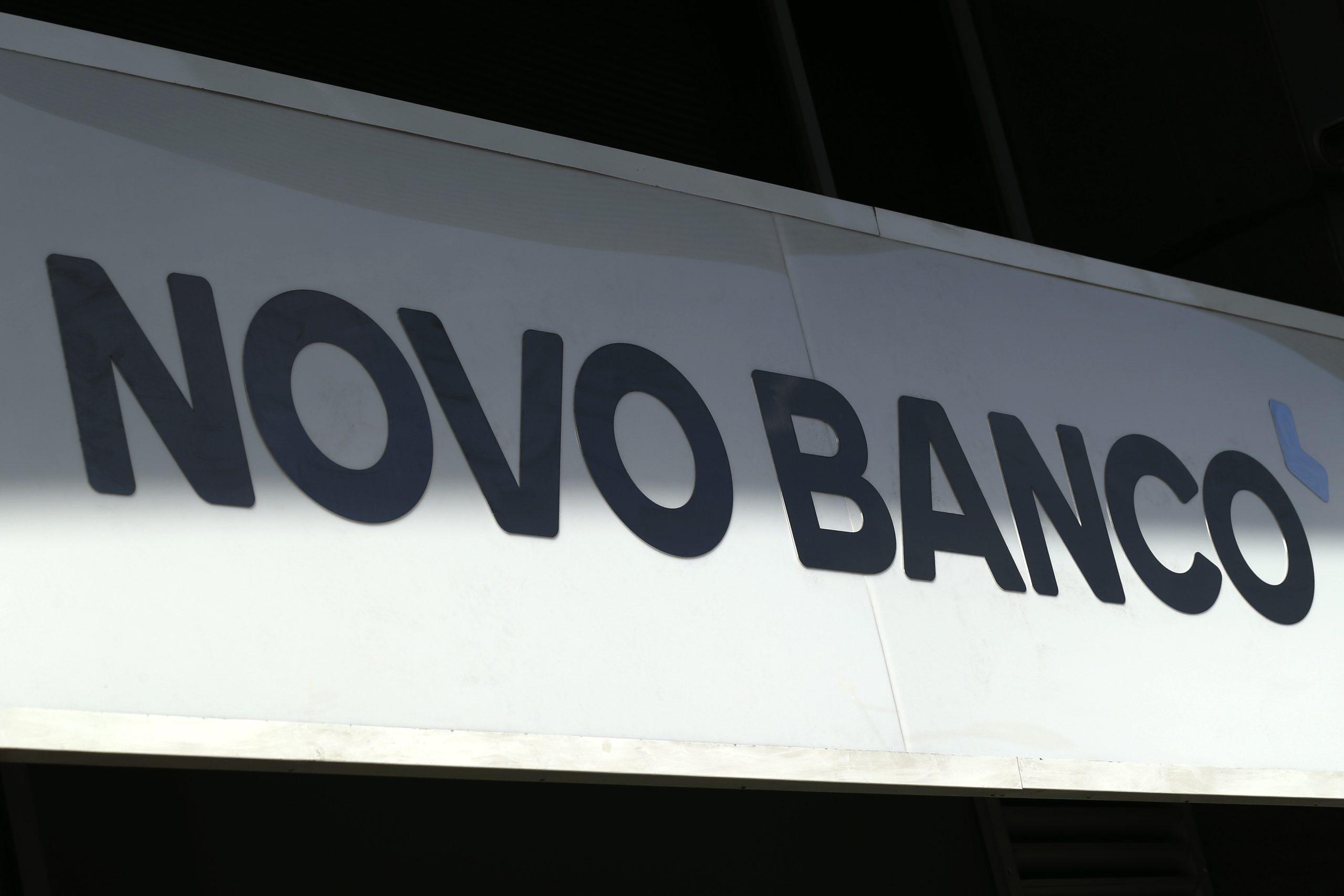 Grandes fundos internacionais querem travar venda do Novo Banco nos tribunais