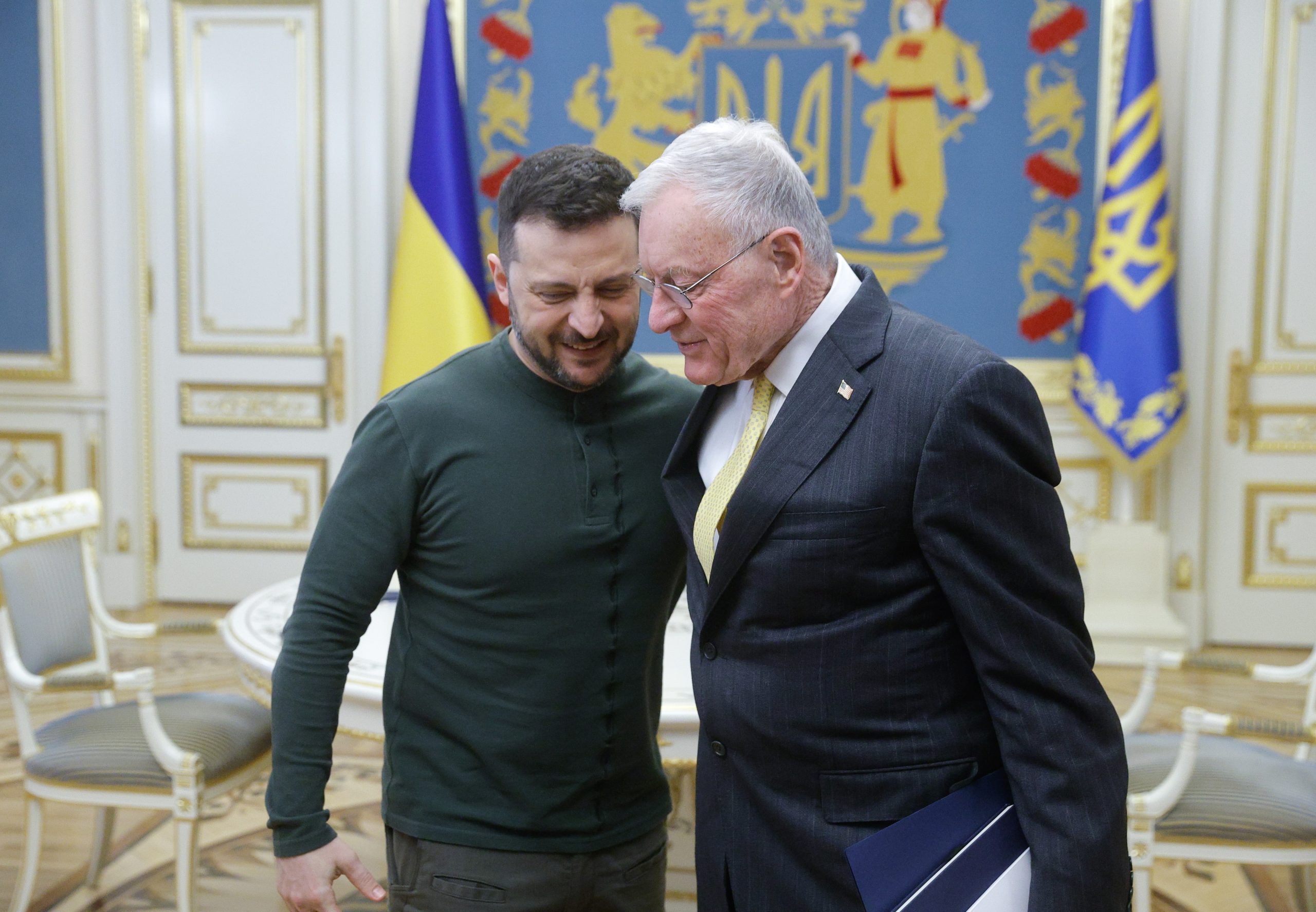 Zelensky apela a “relações sólidas” entre Kiev e Washington