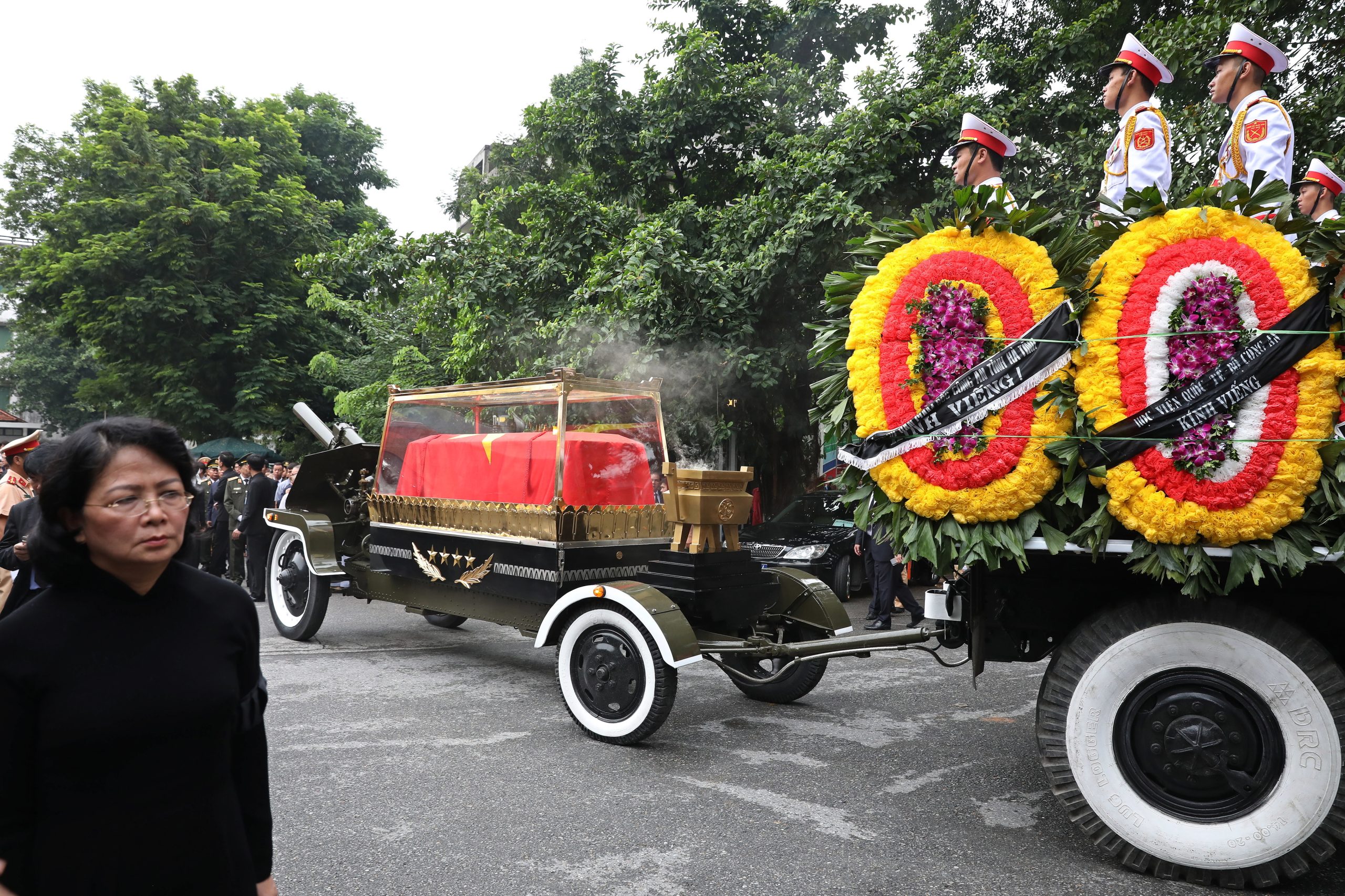Procissão funerária em Hanói na última homenagem ao Presidente do Vietname