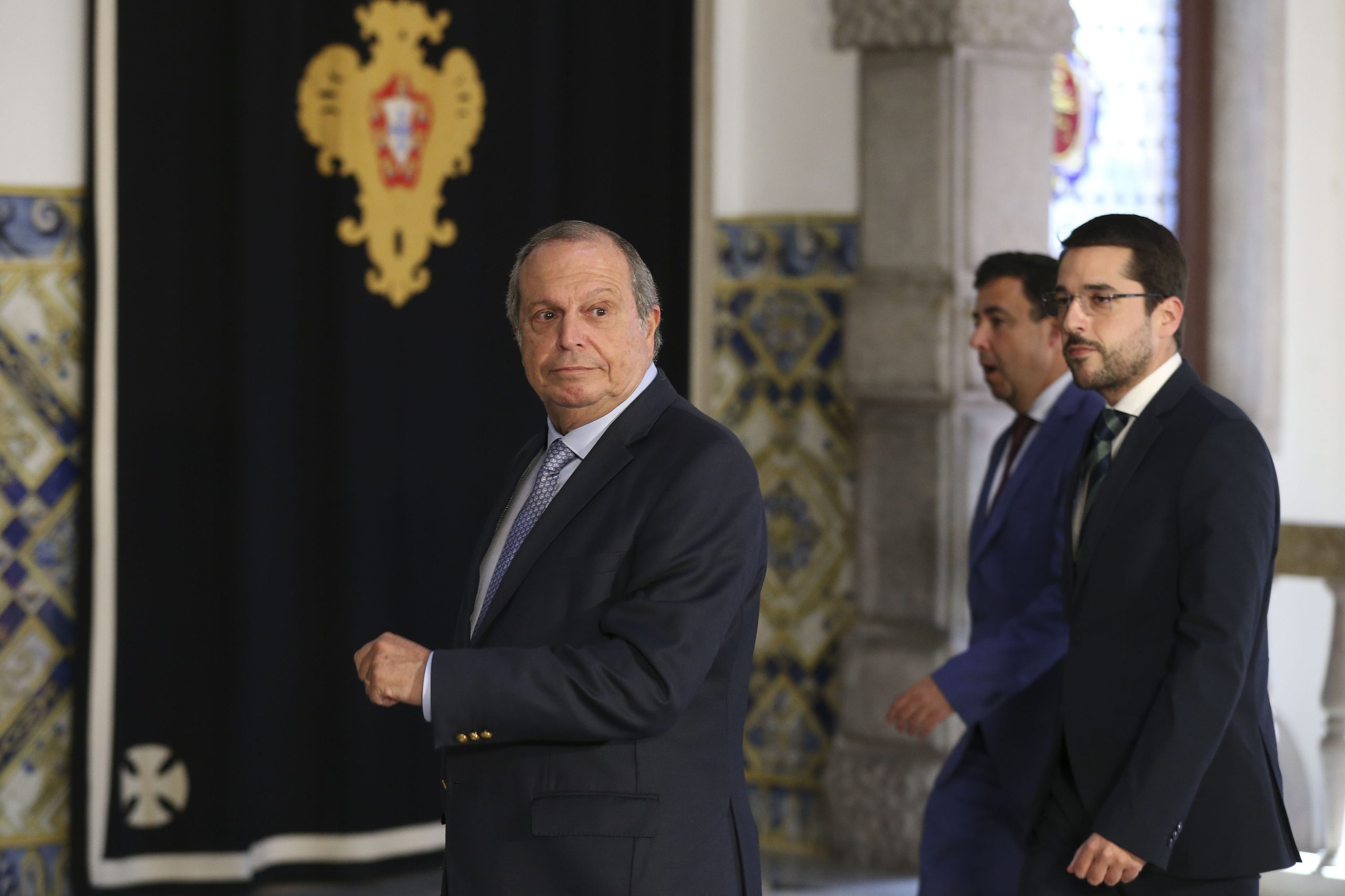 TAP: Carlos César critica “conduta perniciosa e estúpida” de Hugo Mendes