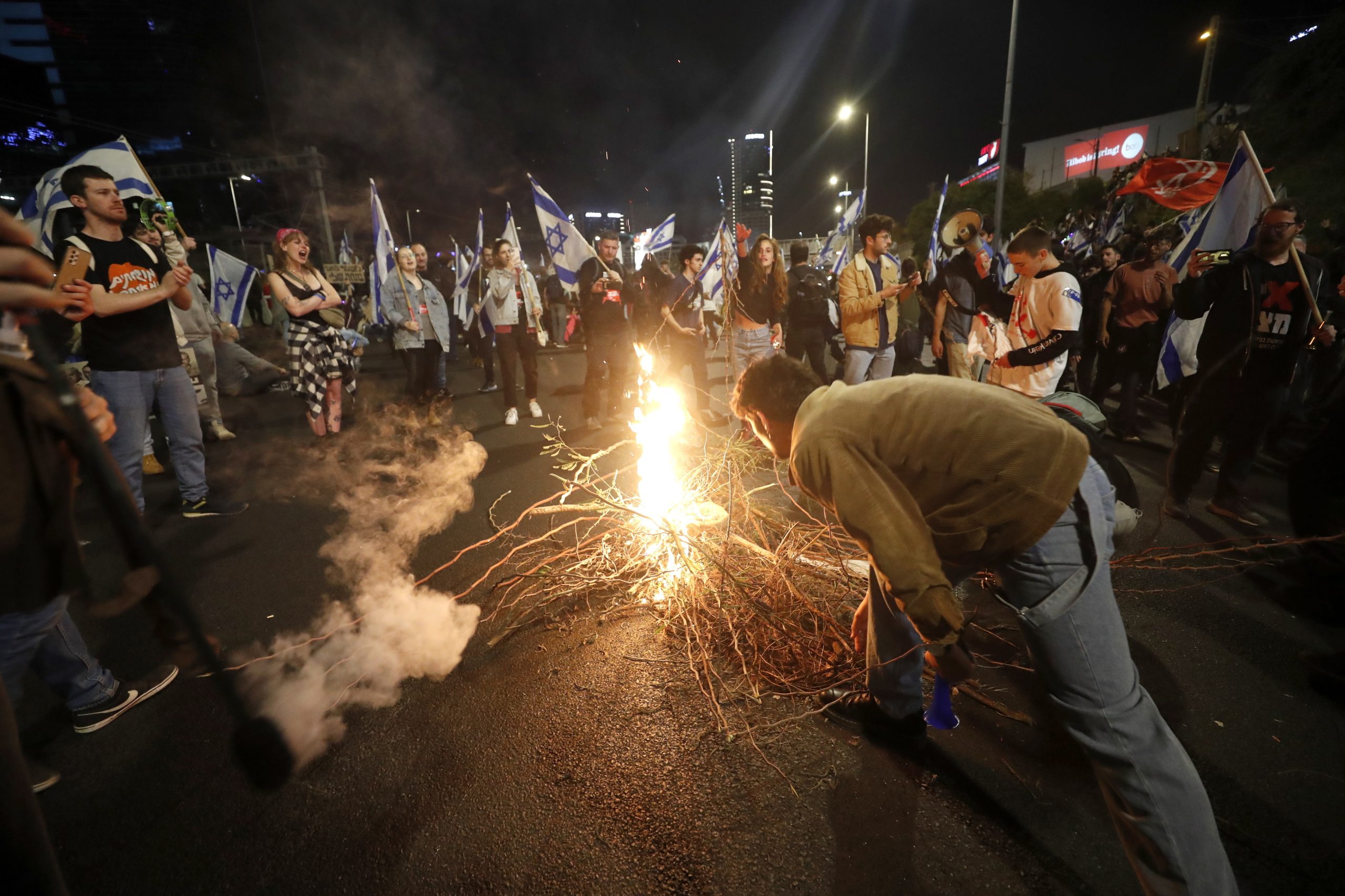 Manifestantes mantêm protestos em Telavive apesar dos ataques de sexta-feira