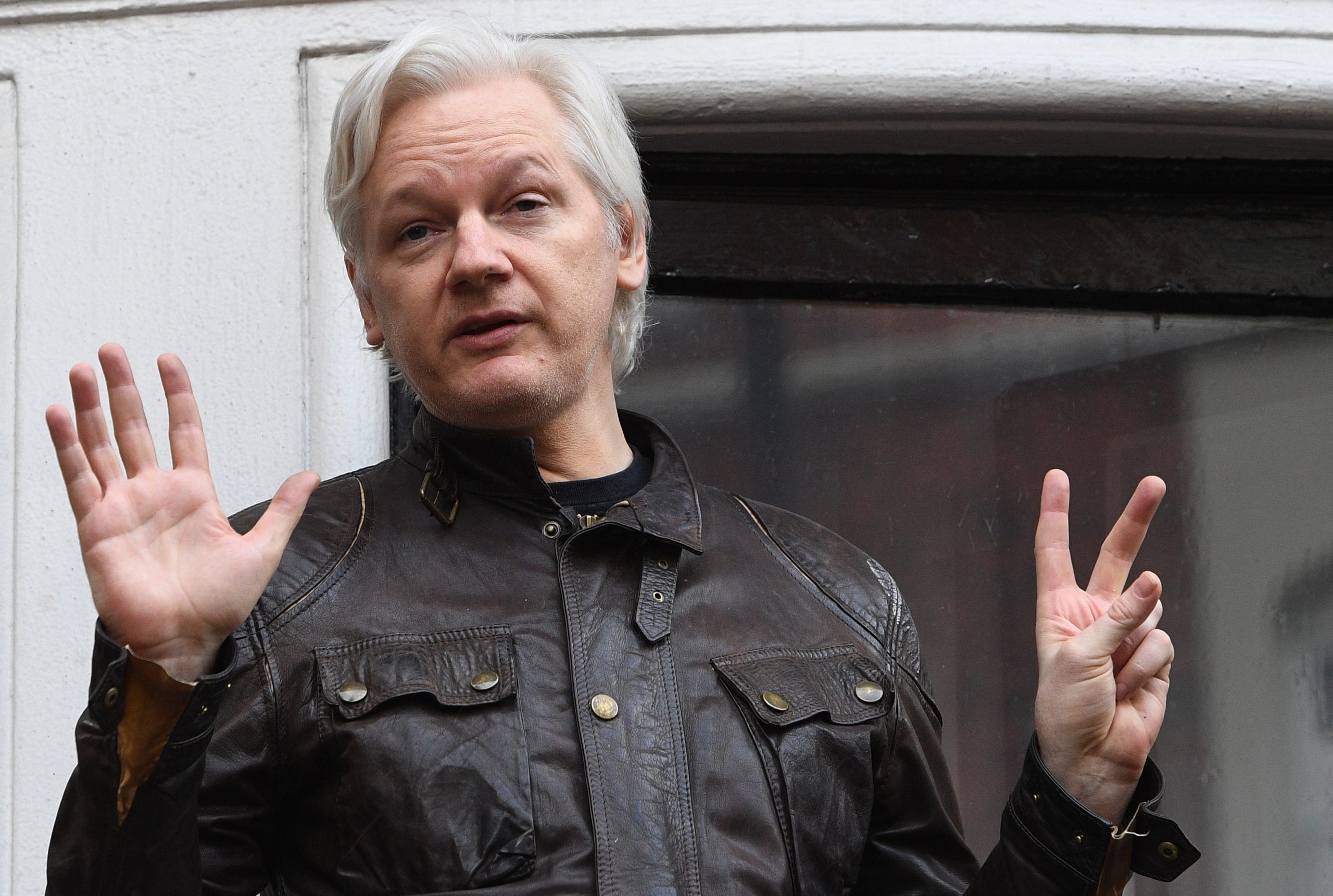 Julian Assange retratado em documentário enquanto aguarda decisão judicial