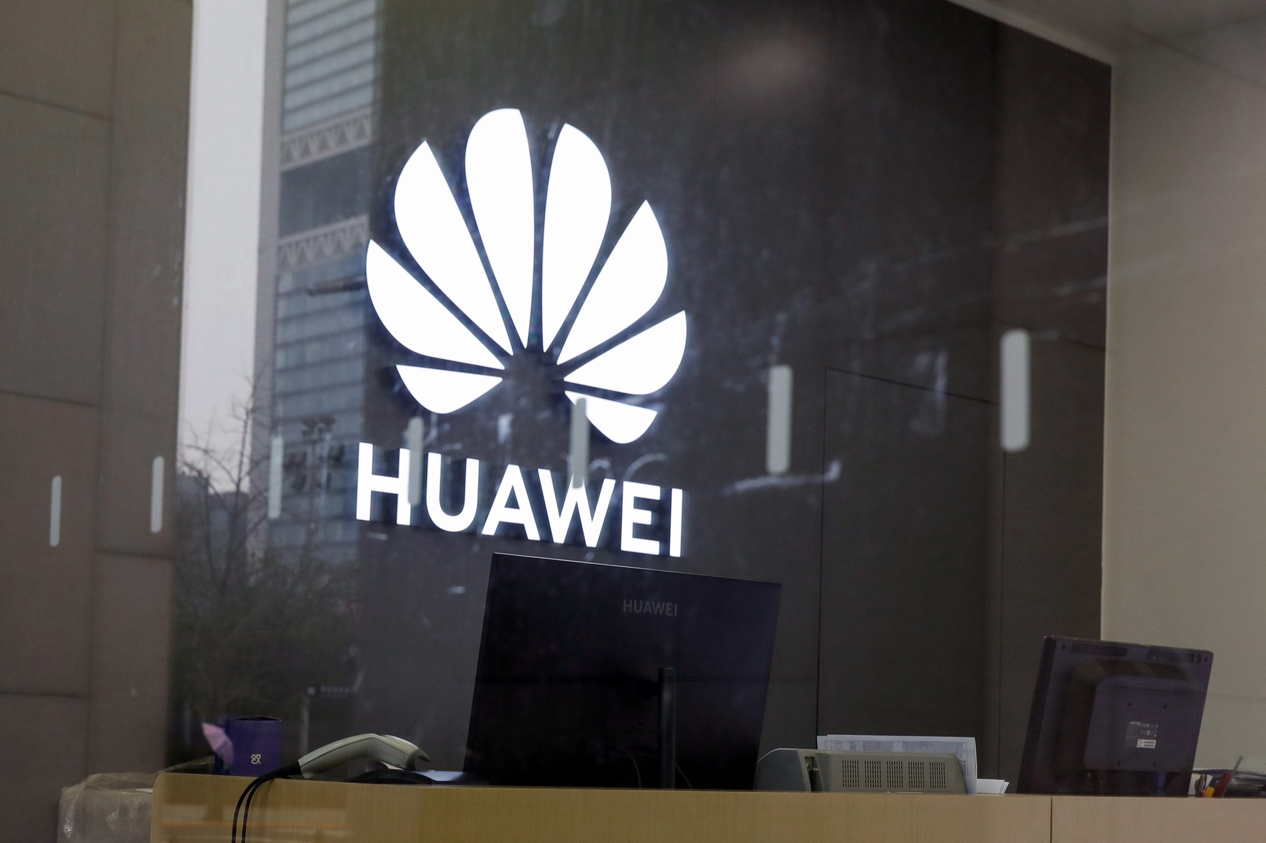 Presidente angolano inaugurou parque tecnológico da Huawei em Luanda que custou 58 milhões de euros