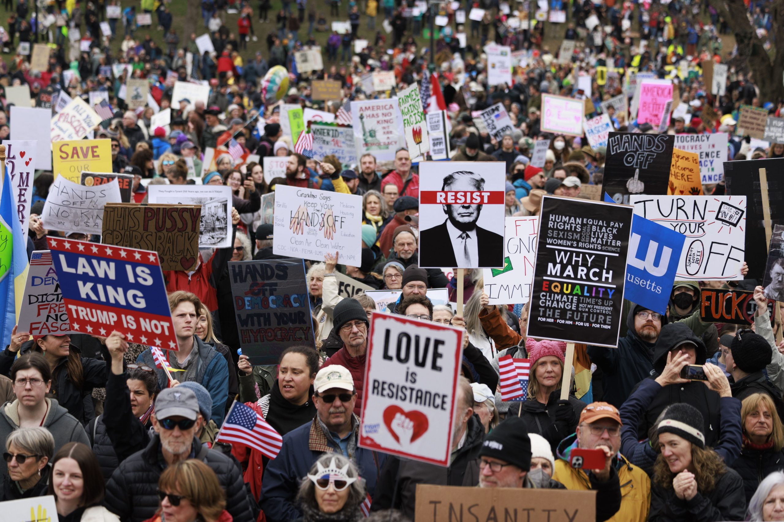 “Tirem as Mãos”: milhares de pessoas protestam contra Trump e Musk. Mais de 1200 manifestações nos Estados Unidos