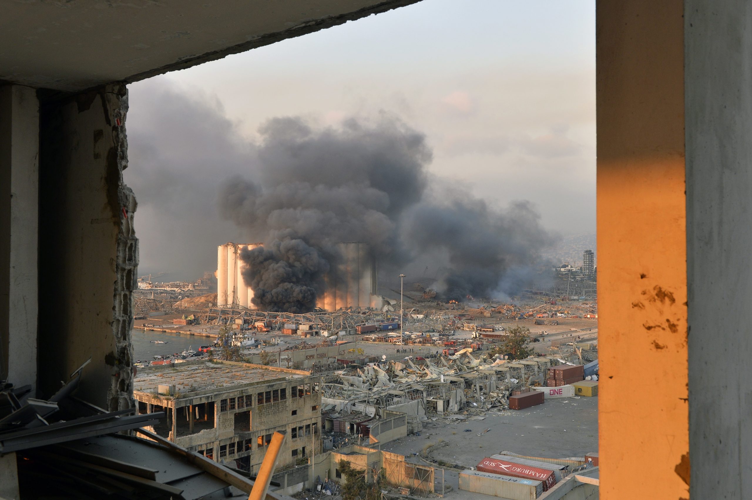 Beirute. O vídeo de um parto no momento das explosões e a foto da enfermeira que salvou três recém-nascidos