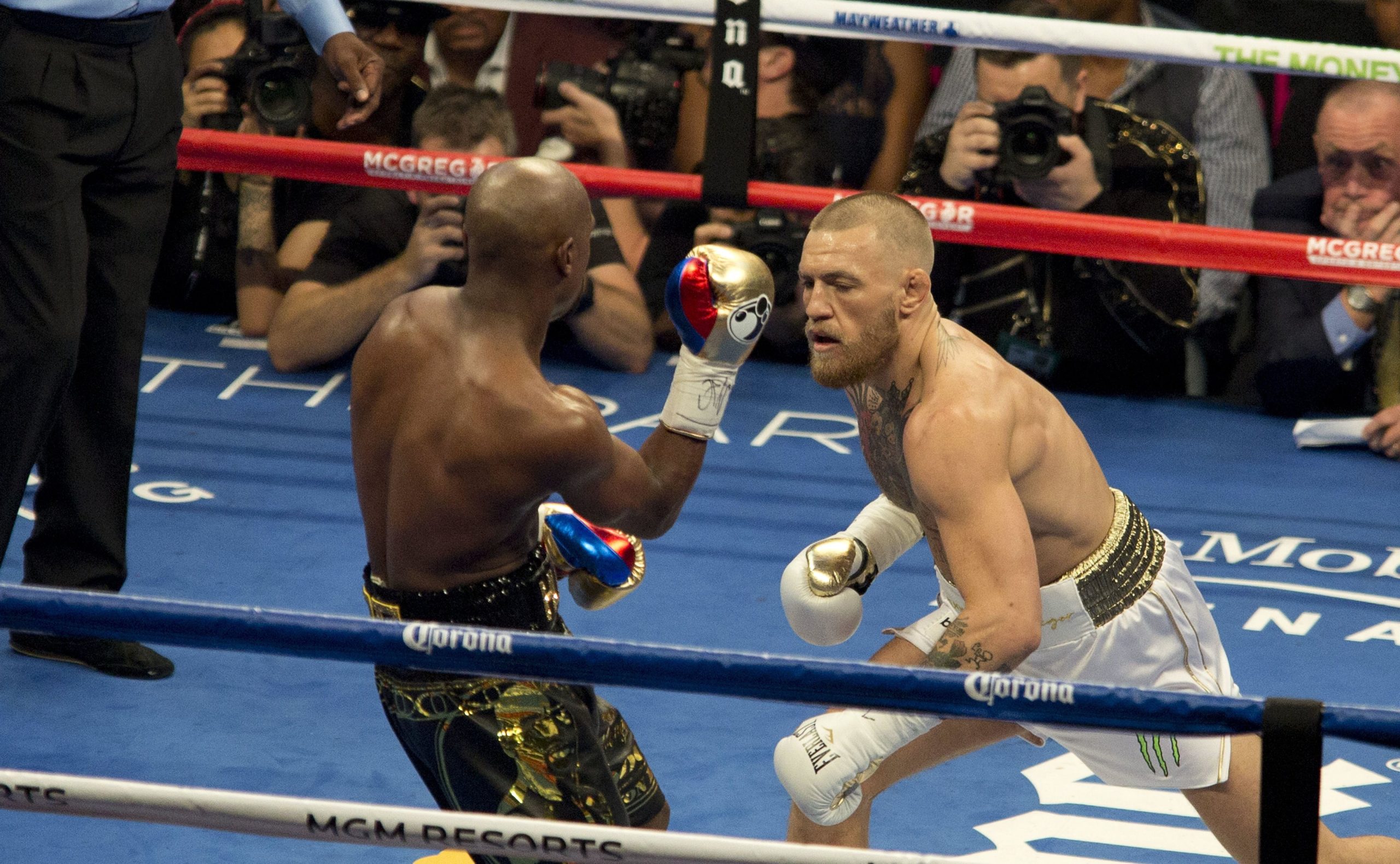 O “combate do século”: Mayweather bate Conor McGregor no regresso aos ringues