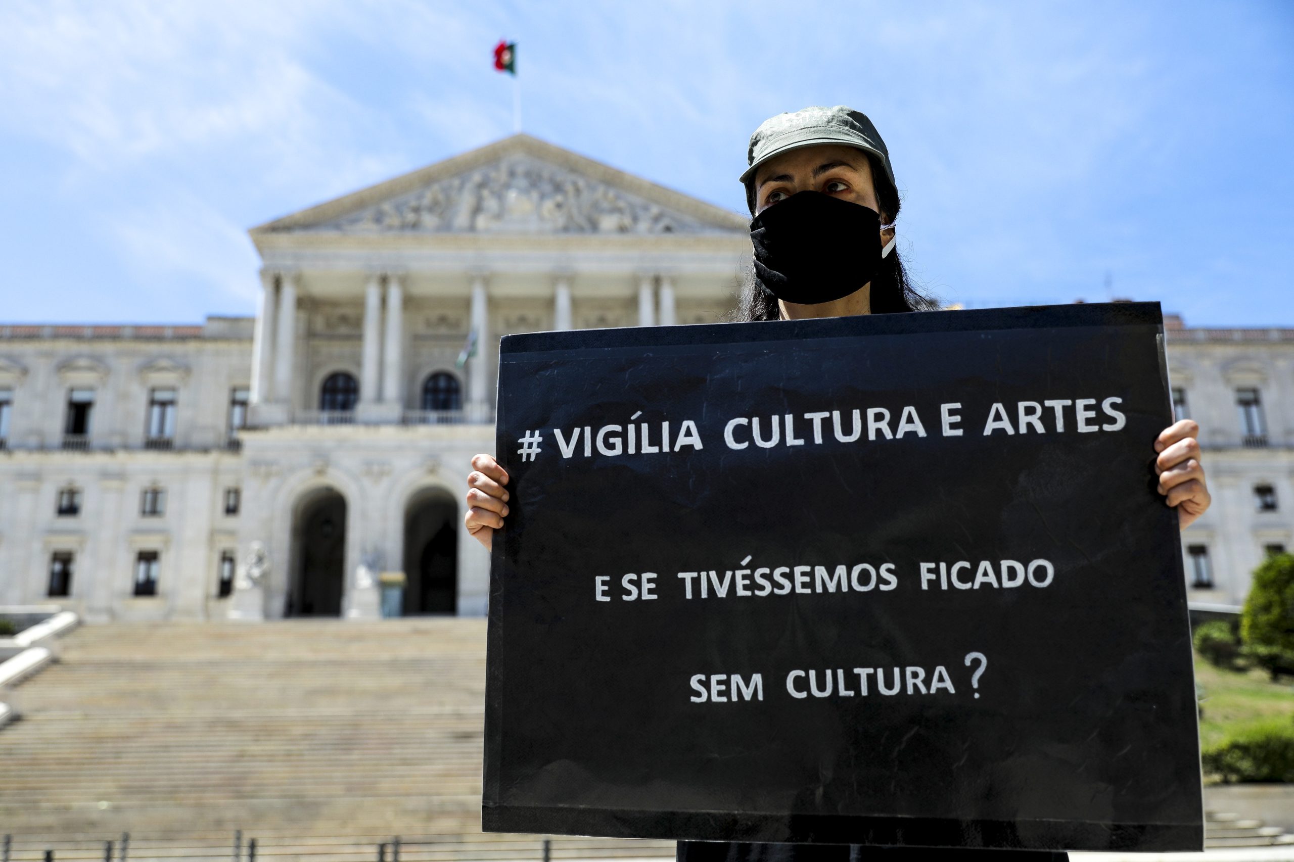 Profissionais da Cultura realizam velórios em várias cidades por todos os que “o Governo deixou para trás”