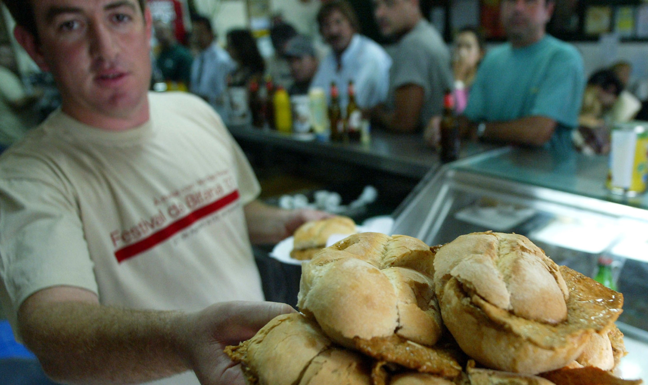 Dia de Reis com de mais 300 quilos de carne de porco grátis, no espeto ou em bifanas. Ação solidária acontece na Gare do Oriente, em Lisboa