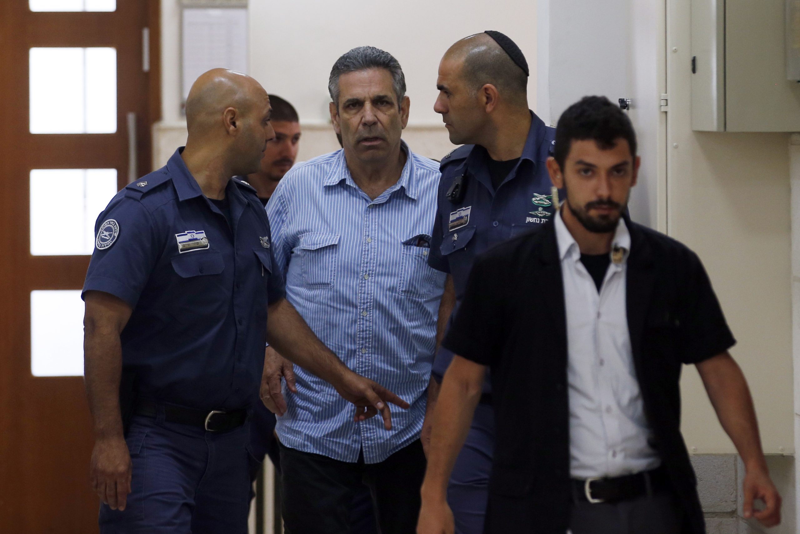 Antigo ministro israelita vai cumprir 11 anos de prisão por espionagem