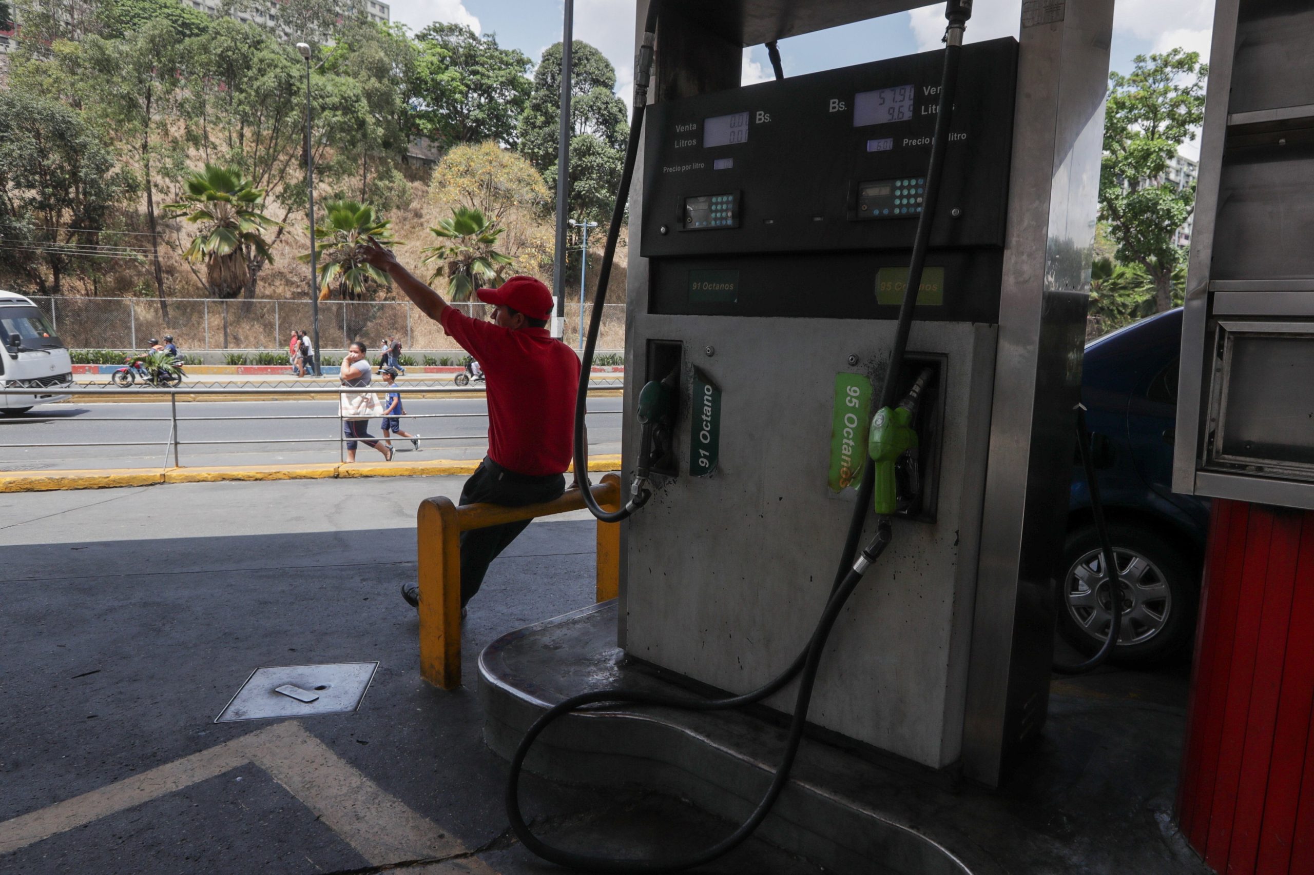 Falta de gasolina motiva protestos em estações de serviço de Caracas