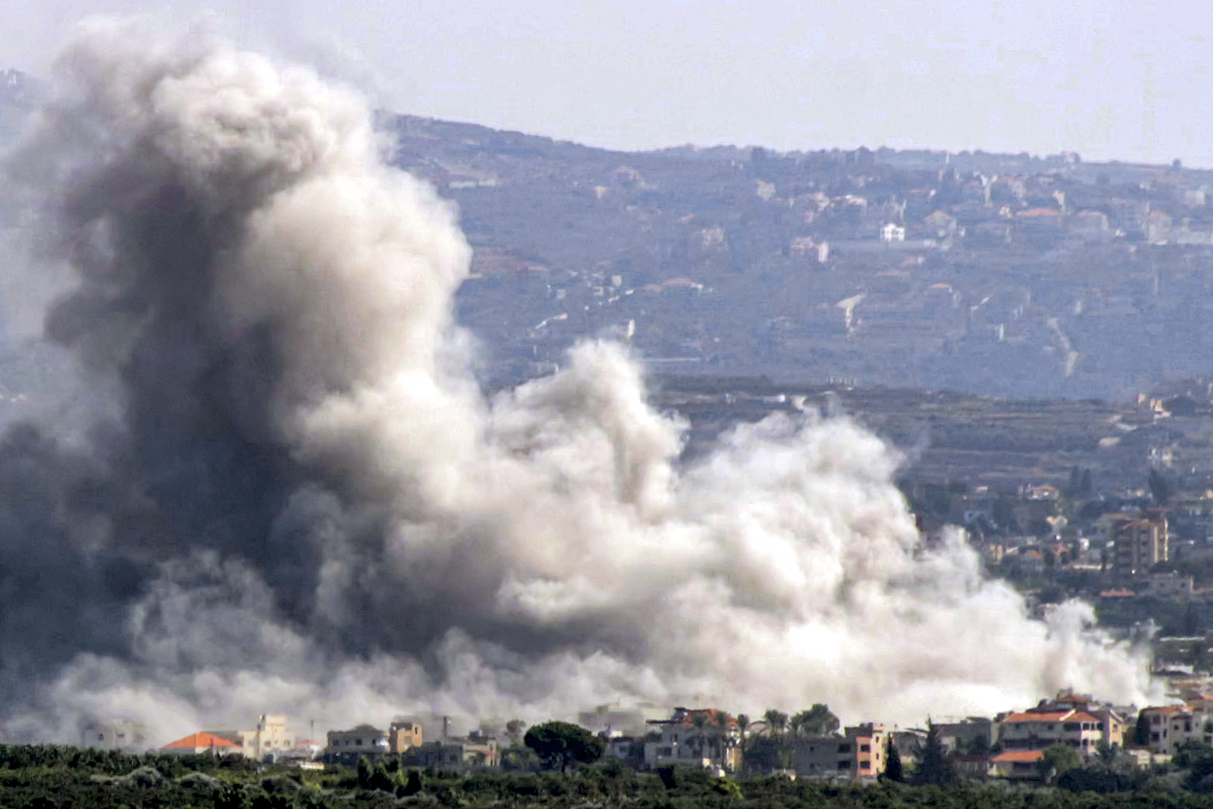Netanyahu promete continuar a atacar o Hezbollah “sem piedade” após bombardeamento contra base israelita