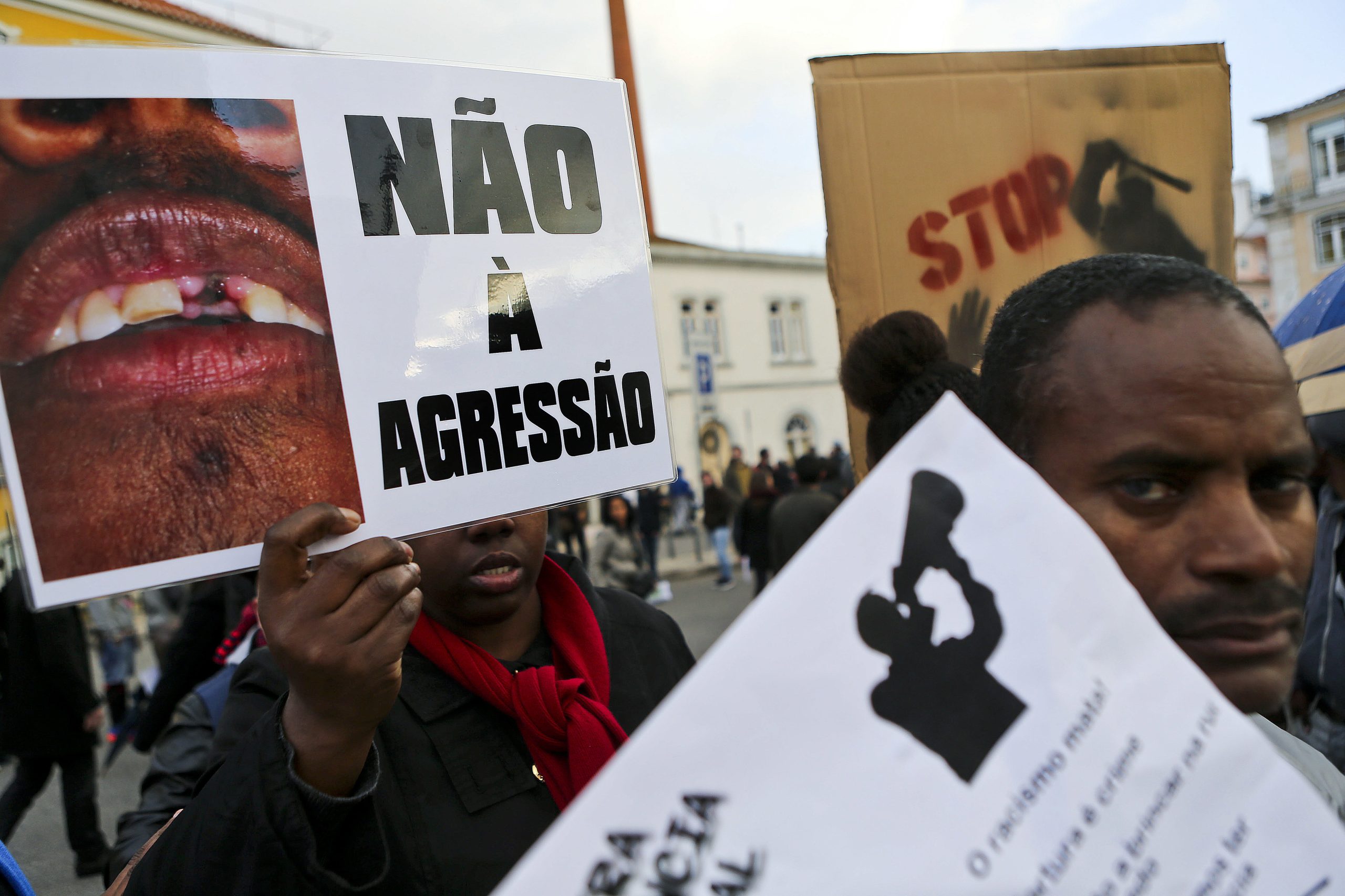 Julgamento de 17 polícias por agressões na esquadra de Alfragide começa hoje em Sintra