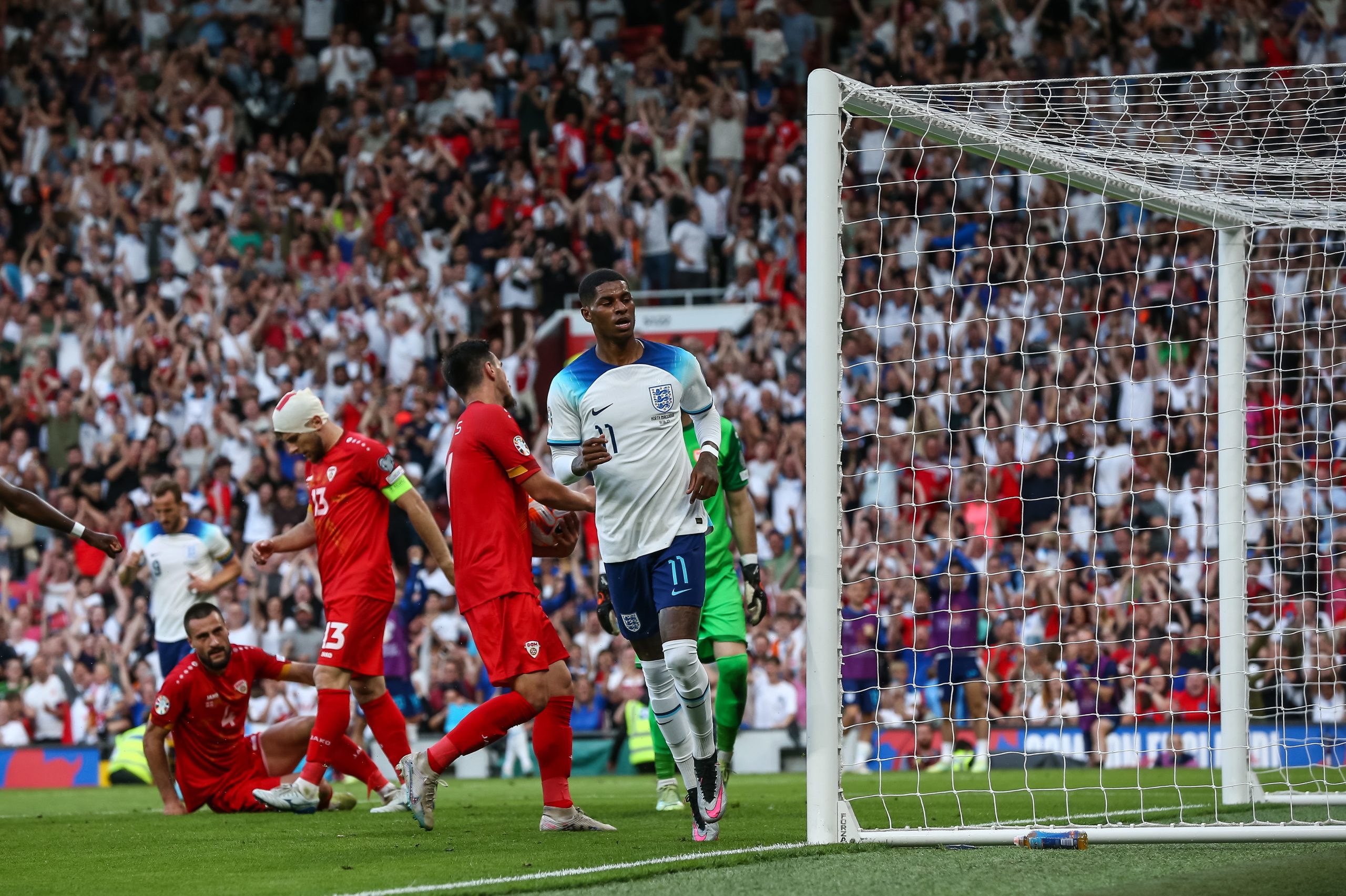 Inglaterra e França somam o quarto triunfo, Suíça cede primeiros pontos