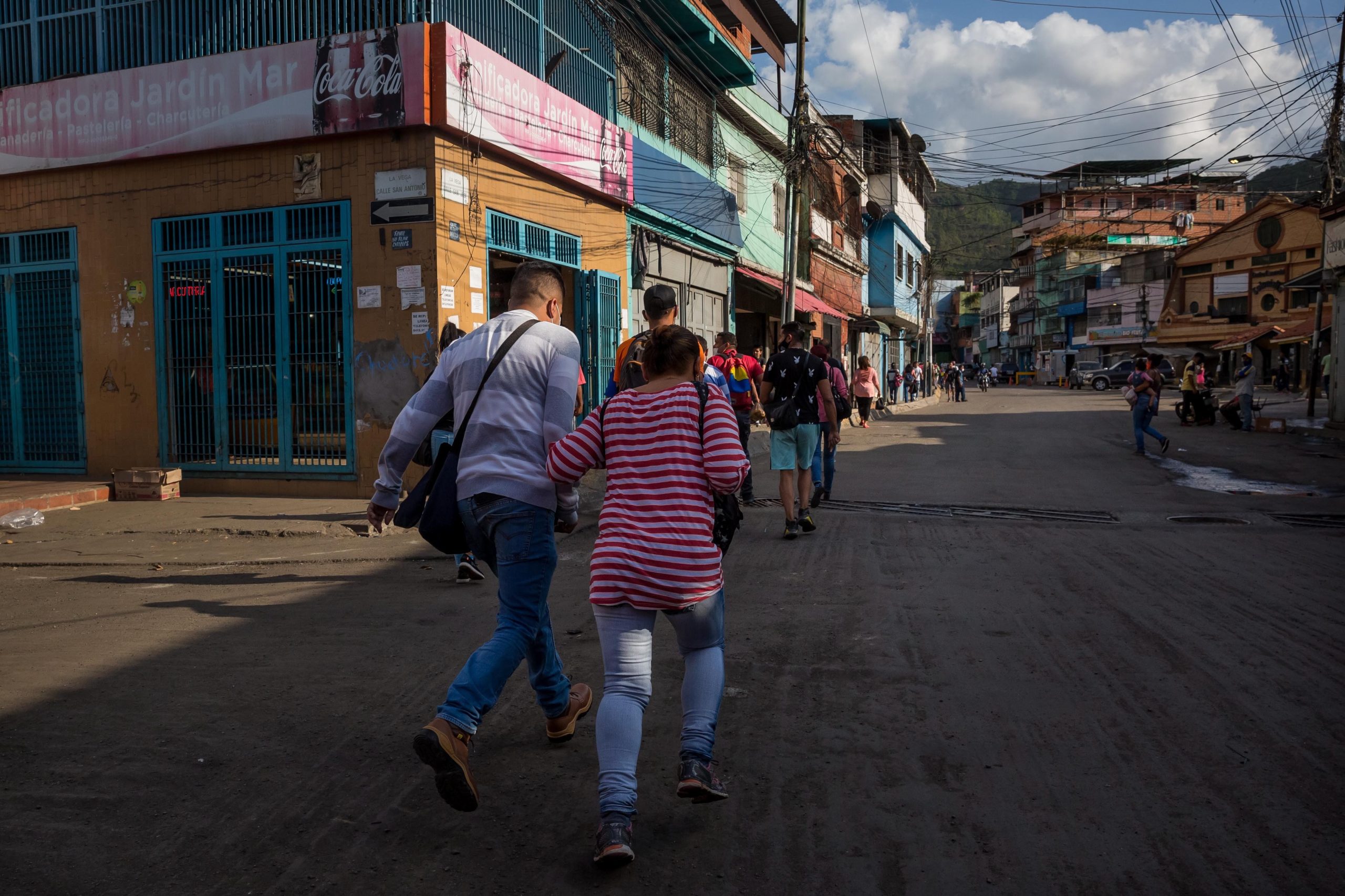 Prisão preventiva para 25 pessoas após violentos confrontos em Caracas