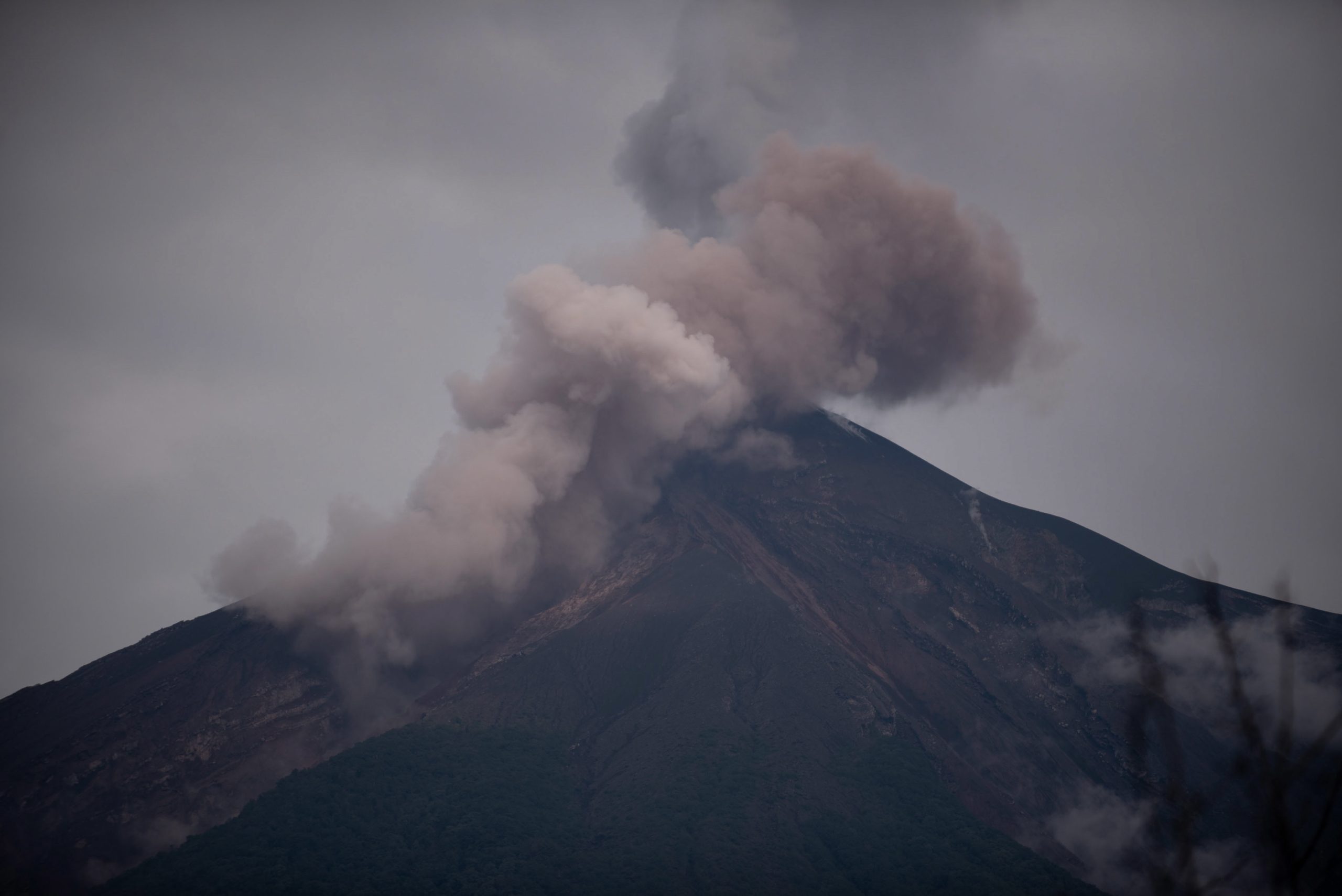 Voluntários de resgate falam em 2.900 mortos na erupção de vulcão na Guatemala