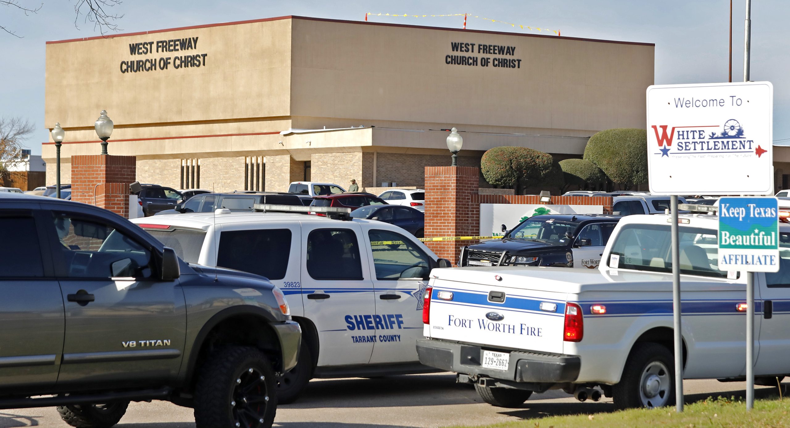 Texas: Estavam na missa quando ele entrou a disparar. Acabou por ser abatido por fiéis