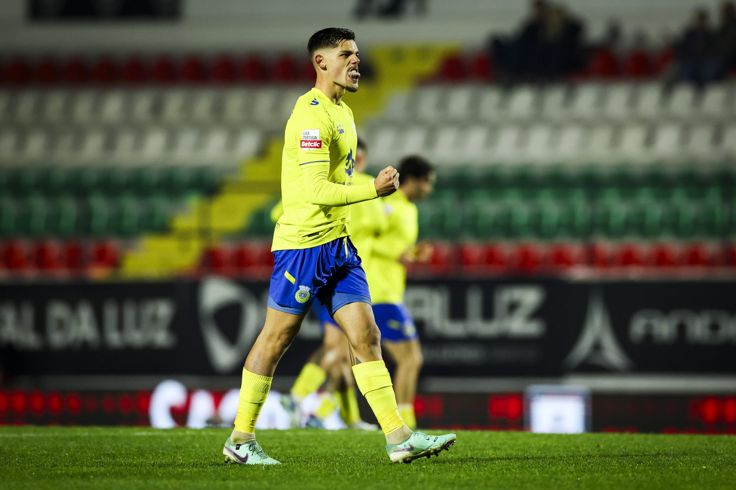 Arouca dá a volta ao resultado e vence na visita ao Estrela da Amadora