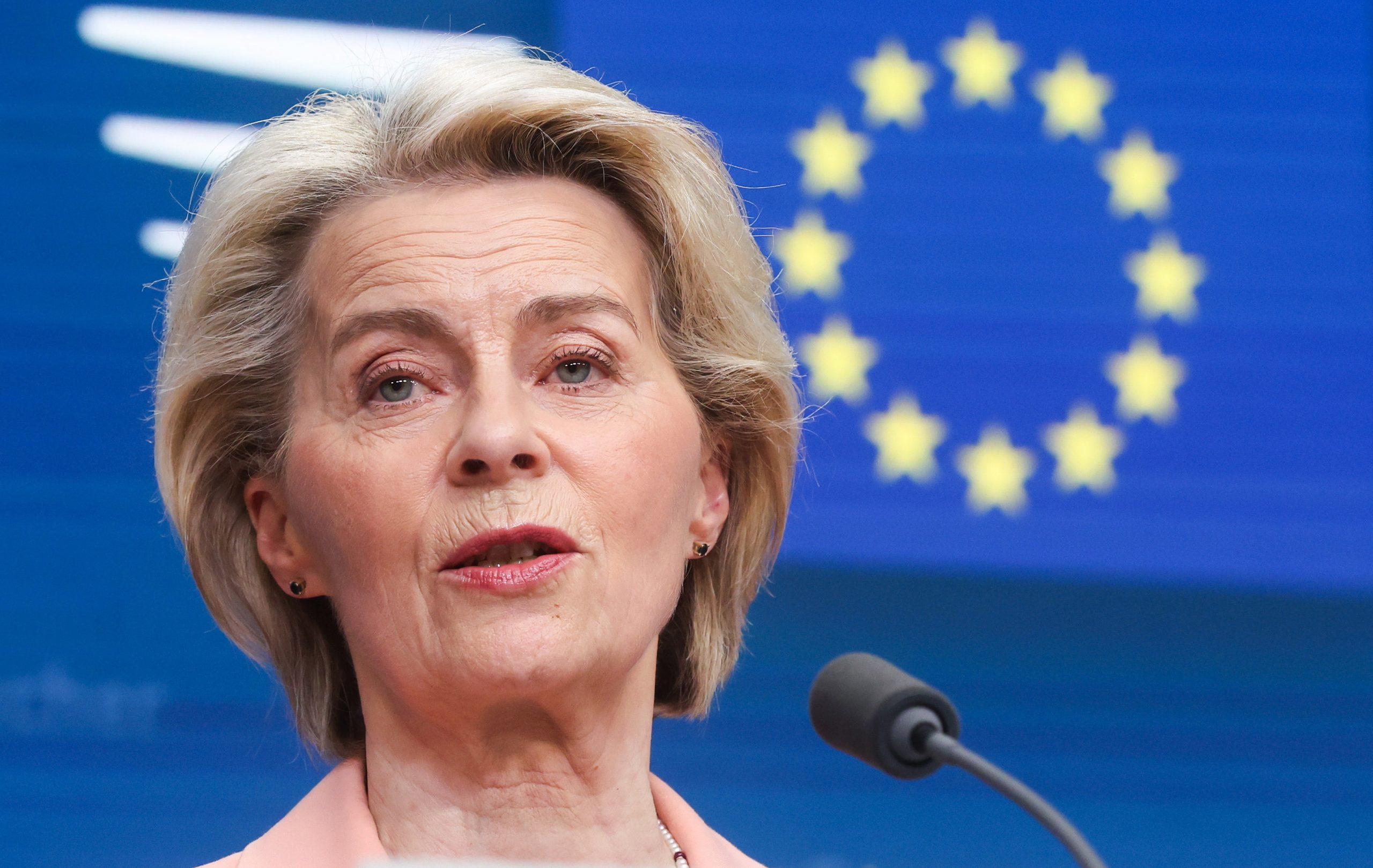 Von der Leyen admite mil milhões de euros para Ucrânia em julho com lucros de bens russos