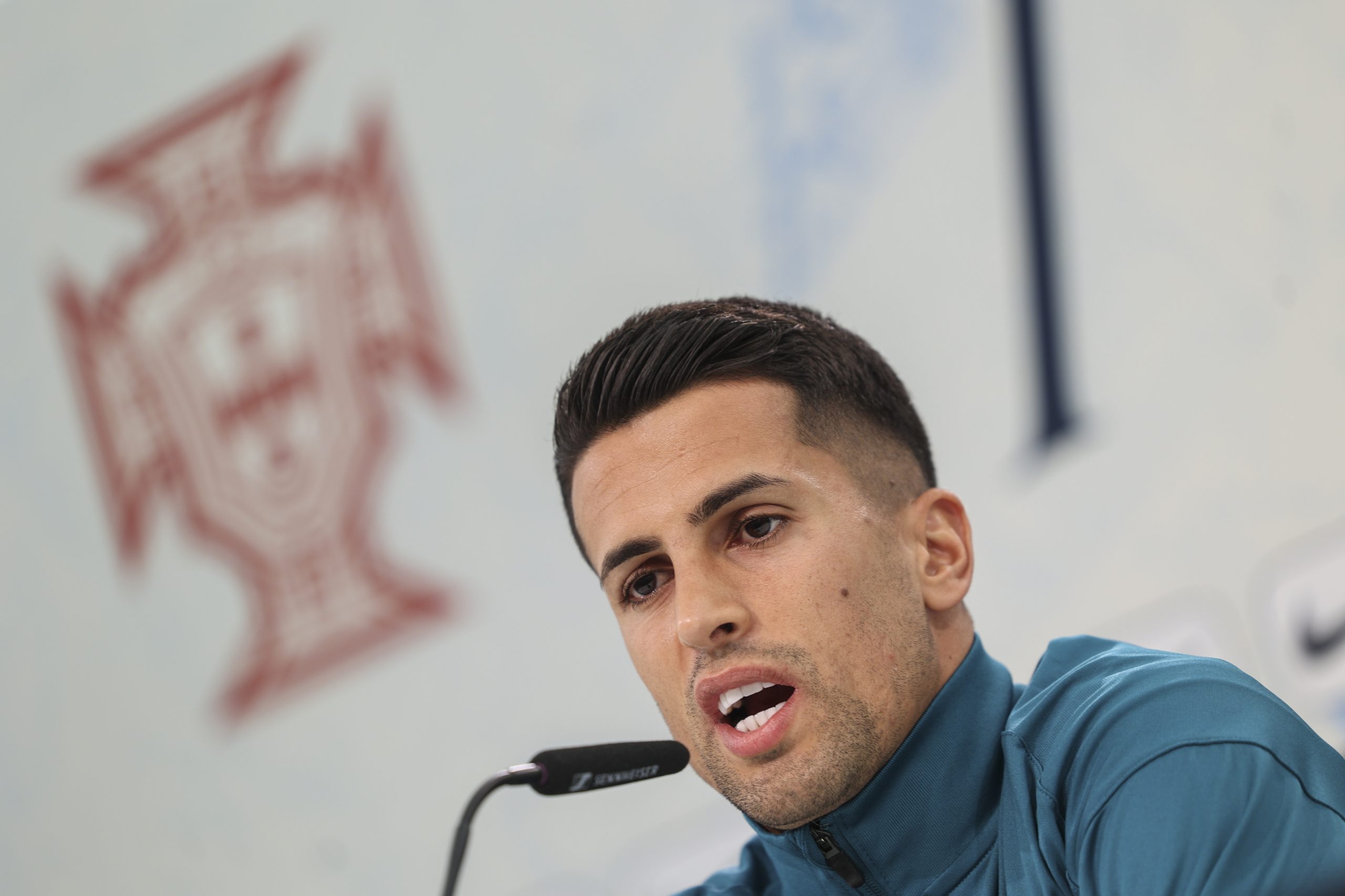 Cancelo “completamente focado” apesar de incerteza na carreira