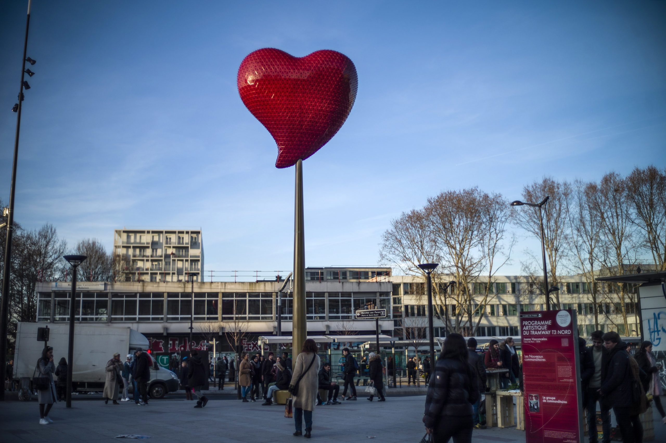 Joana Vasconcelos dá coração a Paris no Dia dos Namorados